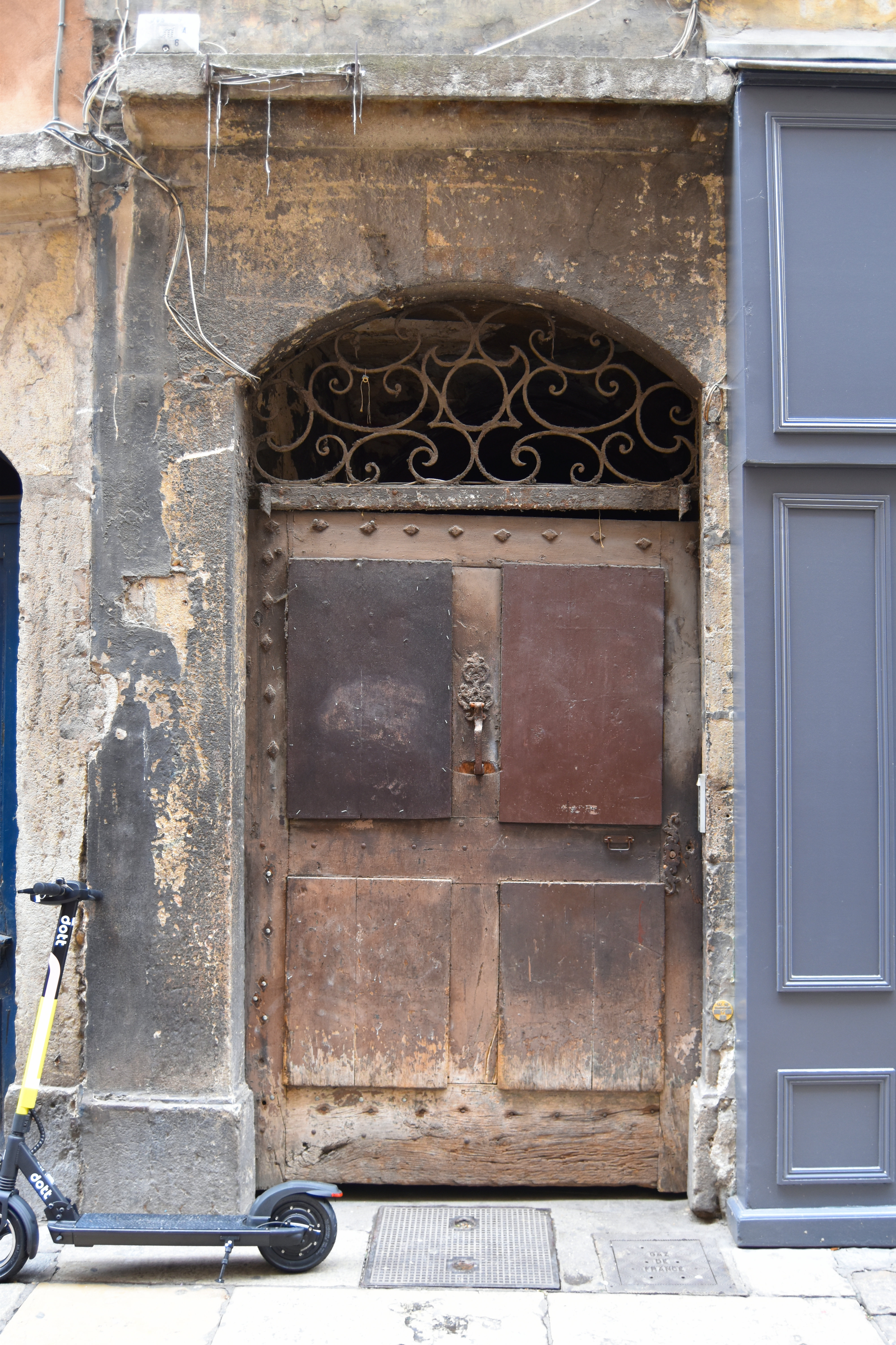 porte d’accès sur rue, vue générale