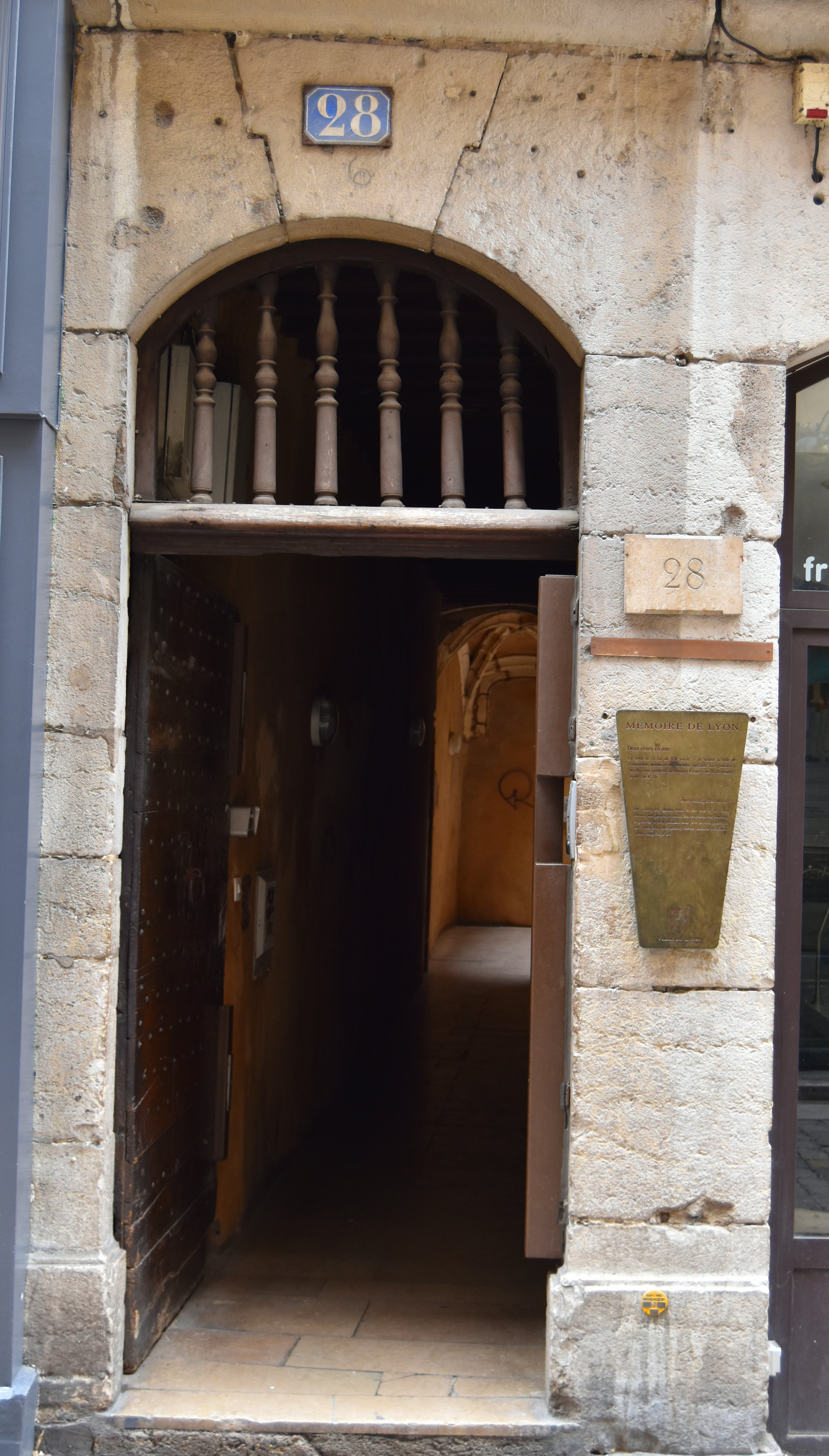 porte d’accès sur rue, vue générale