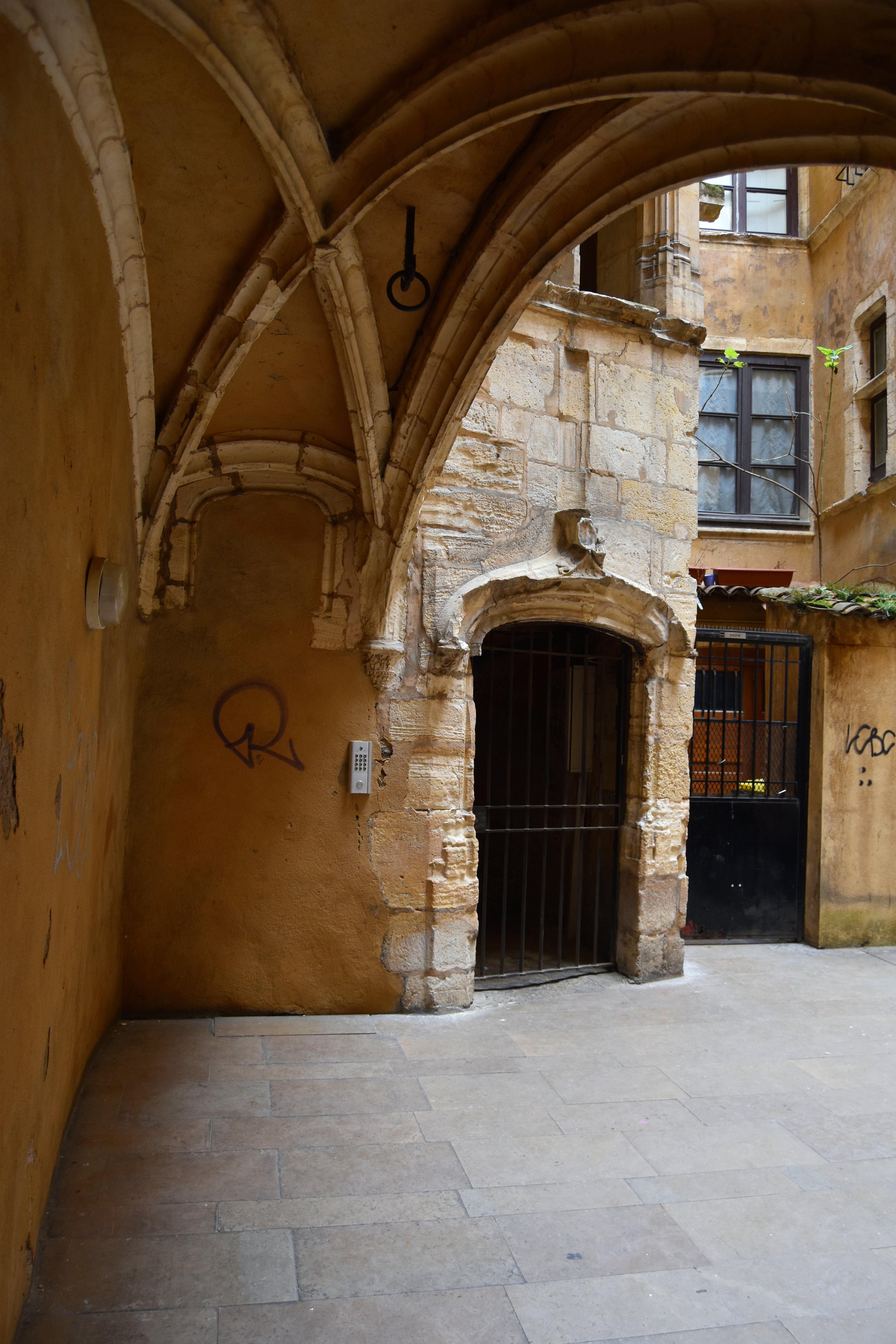 cour intérieure, vue partielle