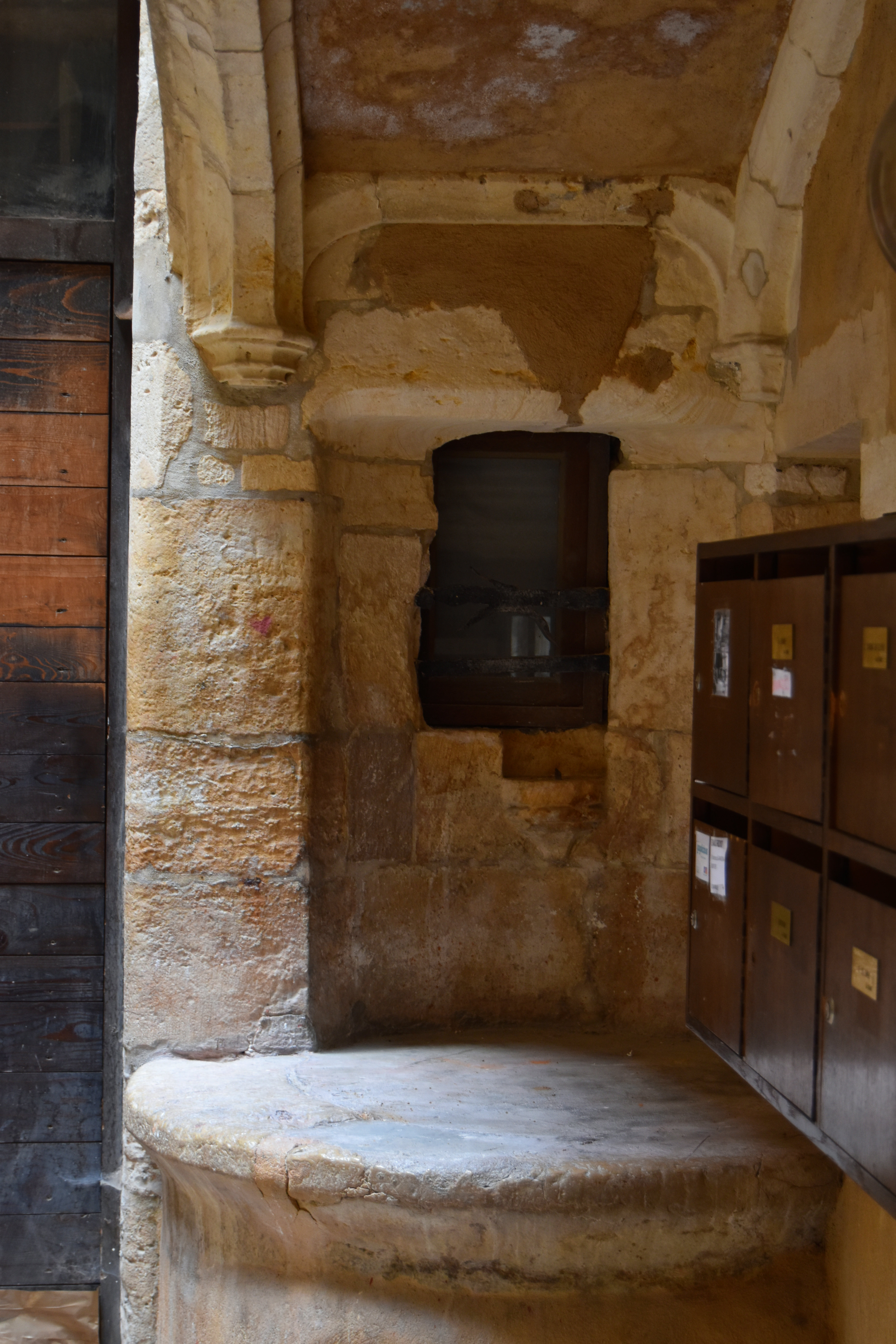 cour intérieure, ancien puits, vue partielle