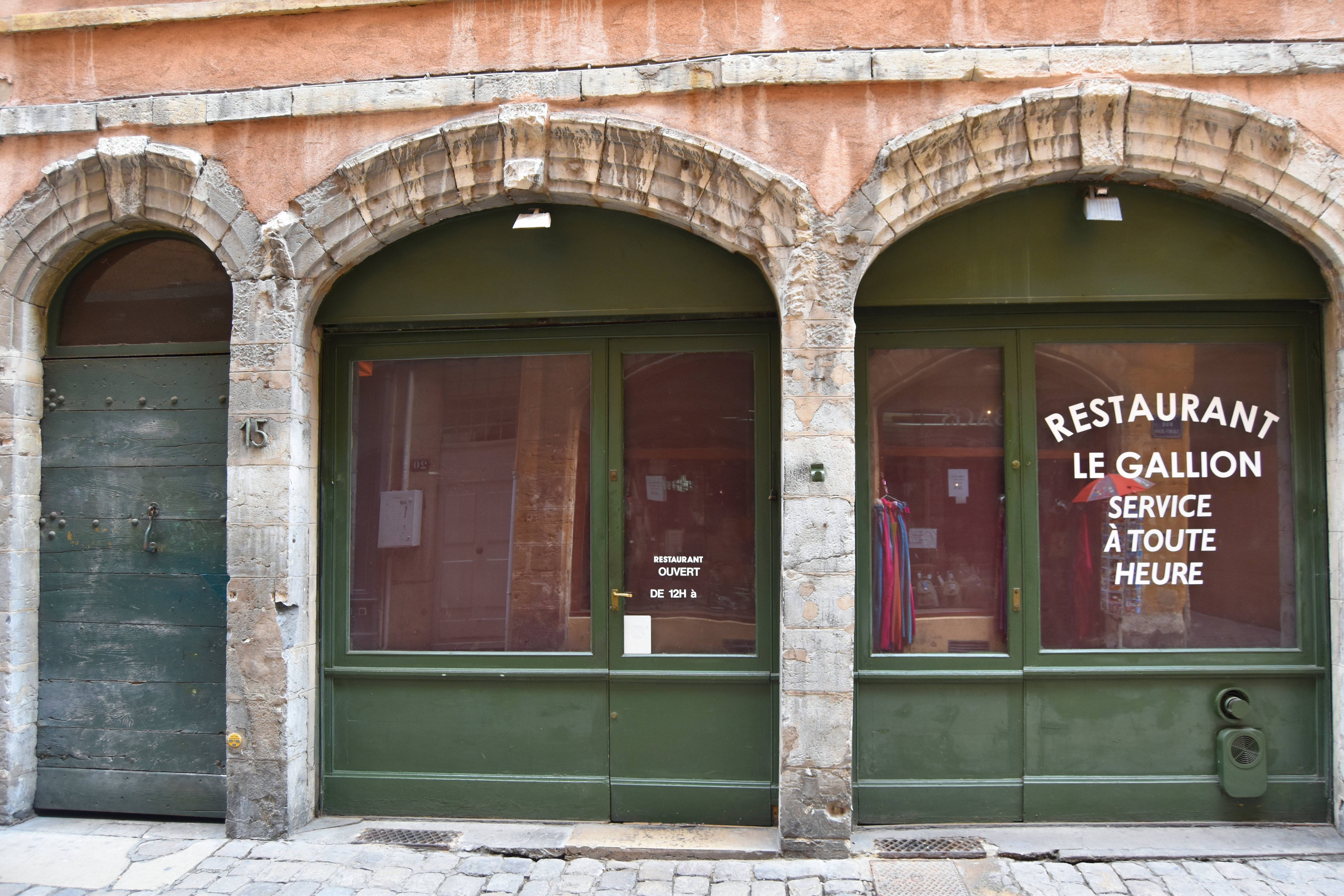 façade sur rue, rez-de-chaussée, vue générale