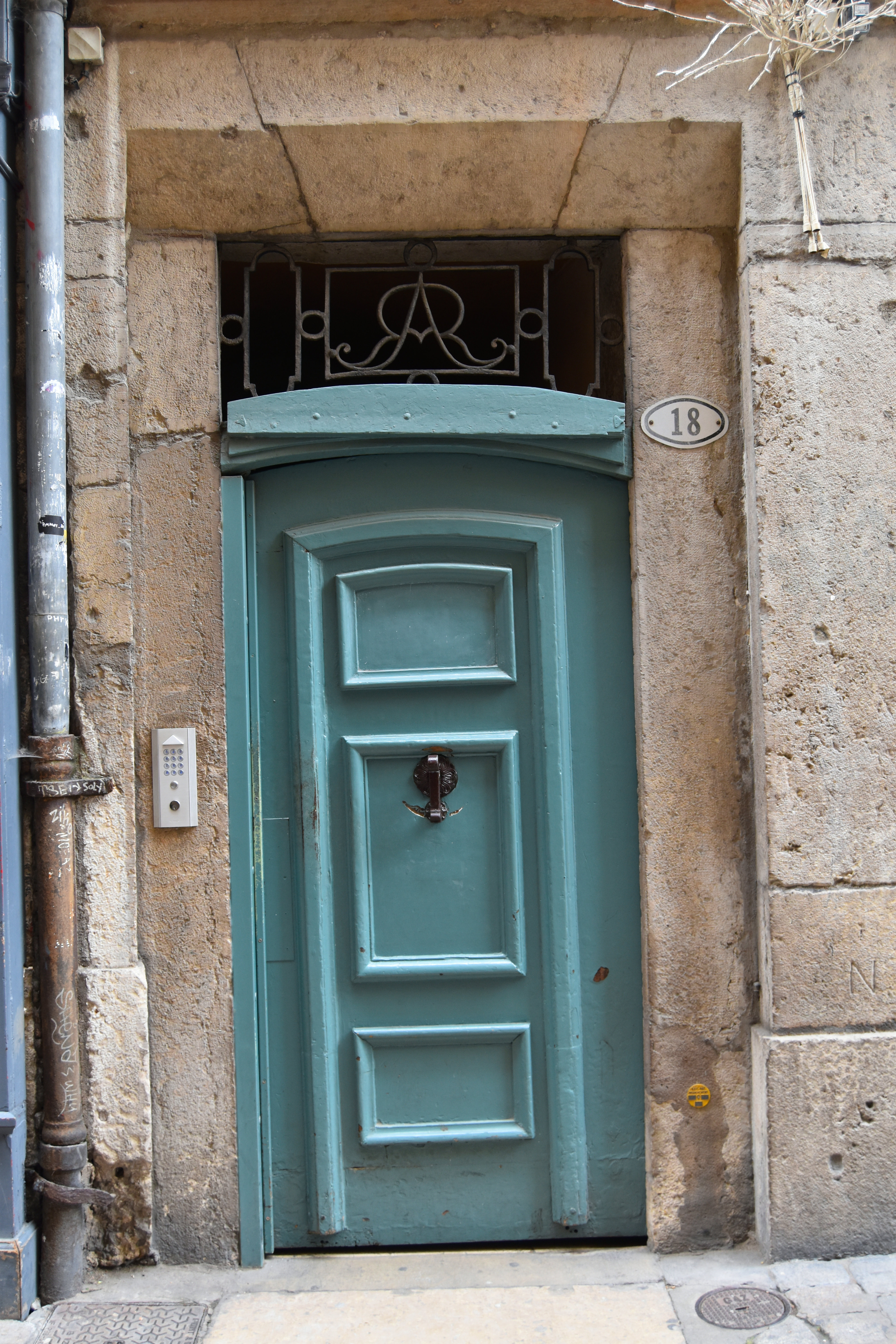 porte d’accès sur rue, vue générale