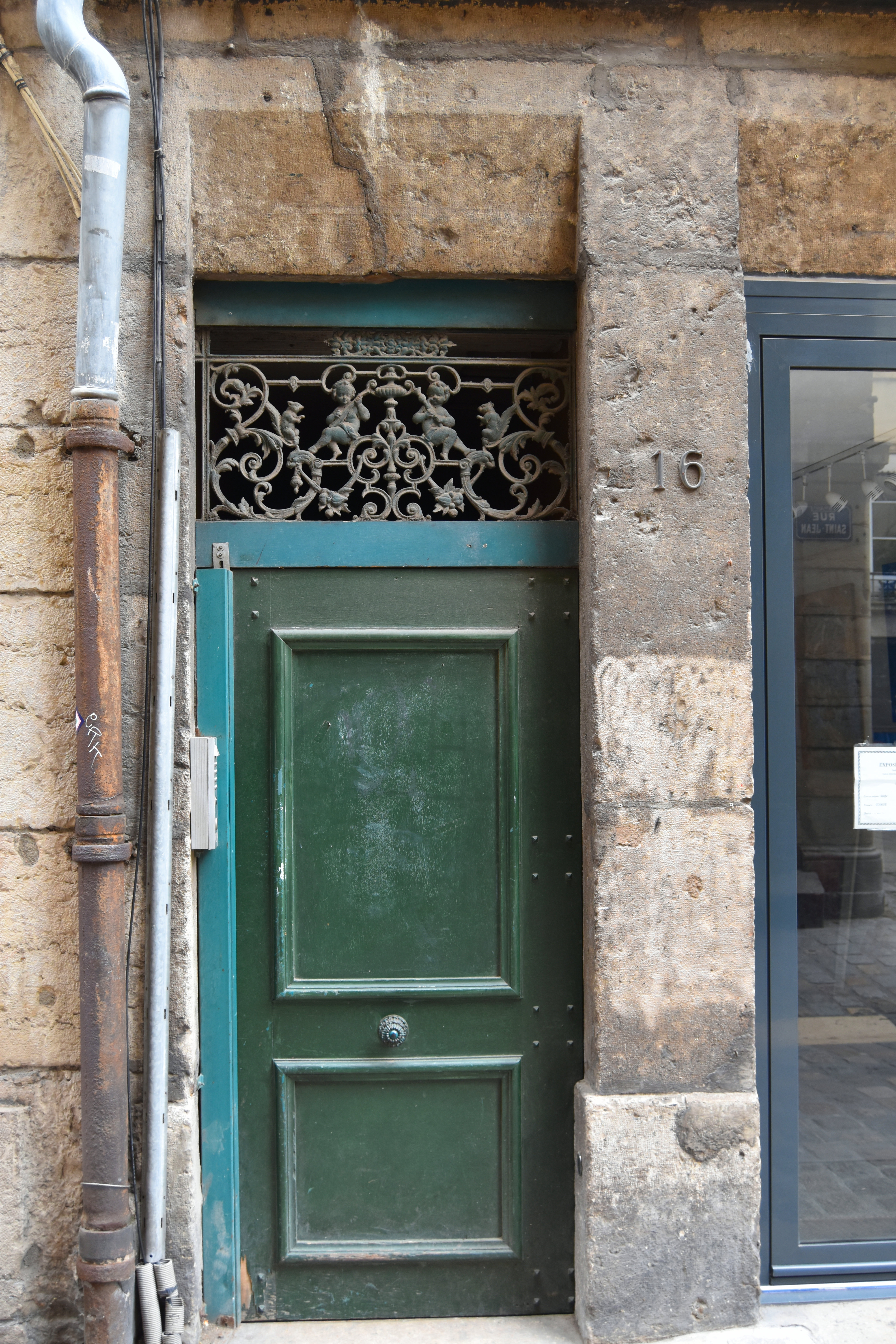 porte d’accès sur rue, vue générale