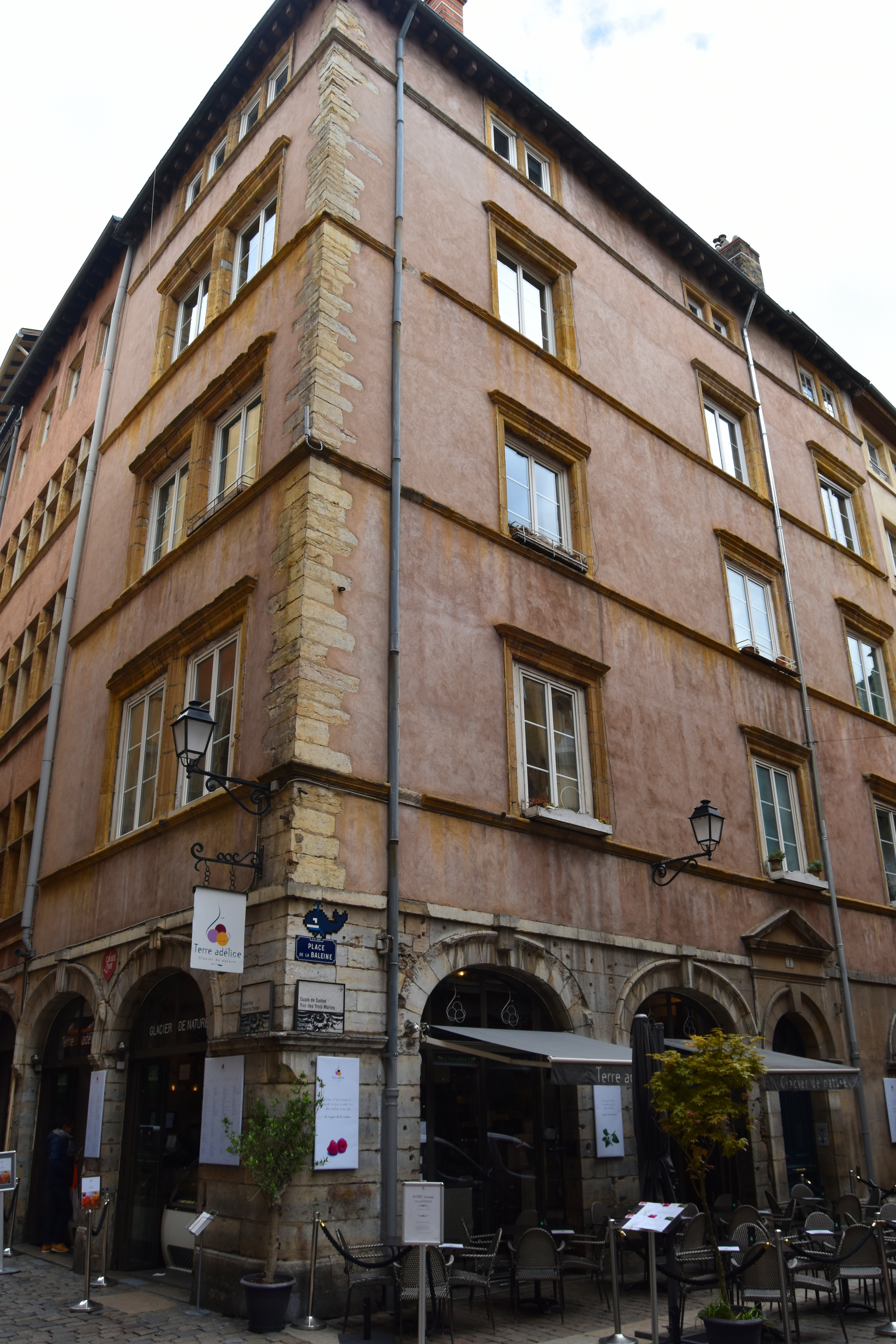 façades sur la rue Saint-Jean et sur la place de la Baleine, vue générale