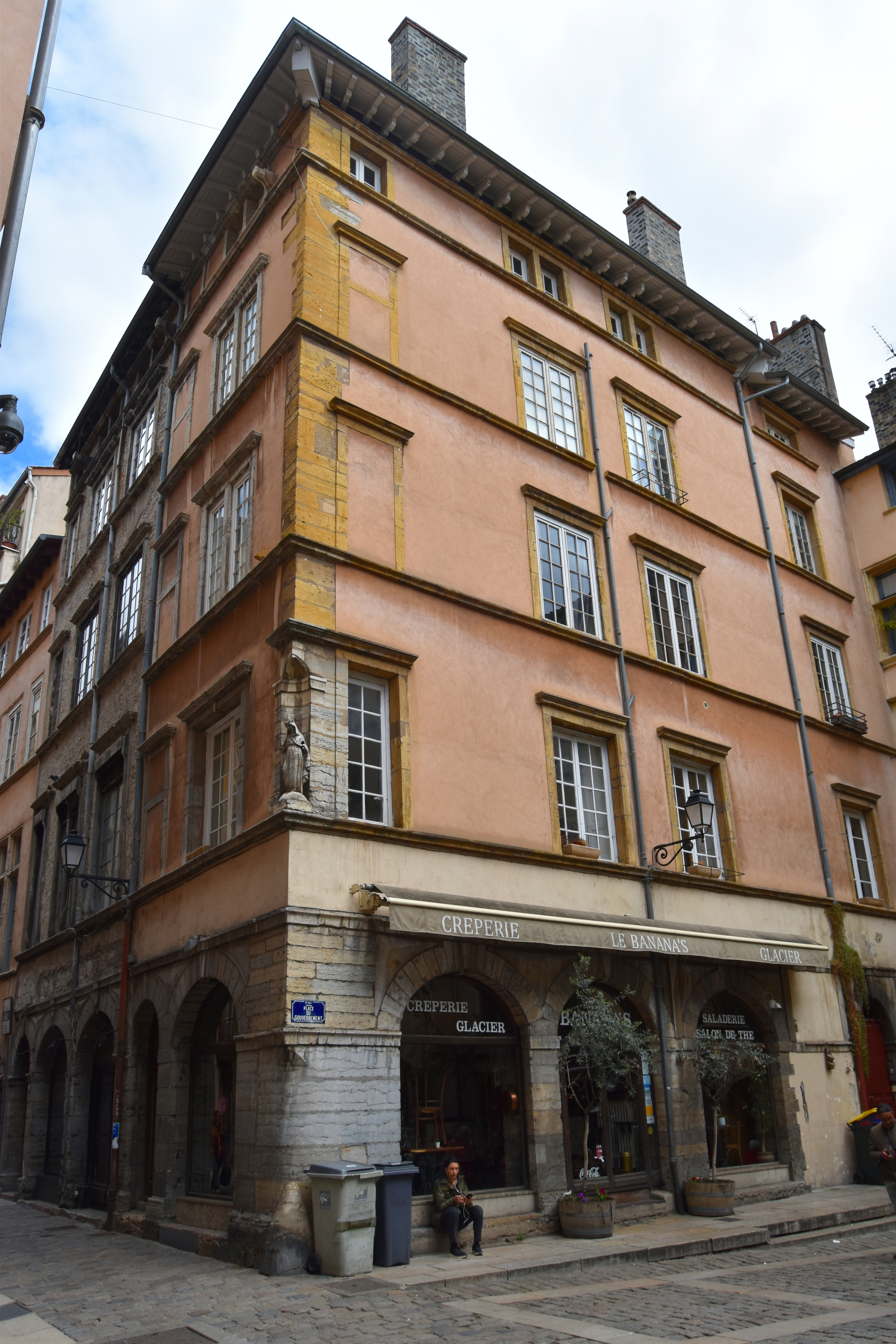 façades sur la rue Saint-Jean et sur la place du Gouvernement, vue générale