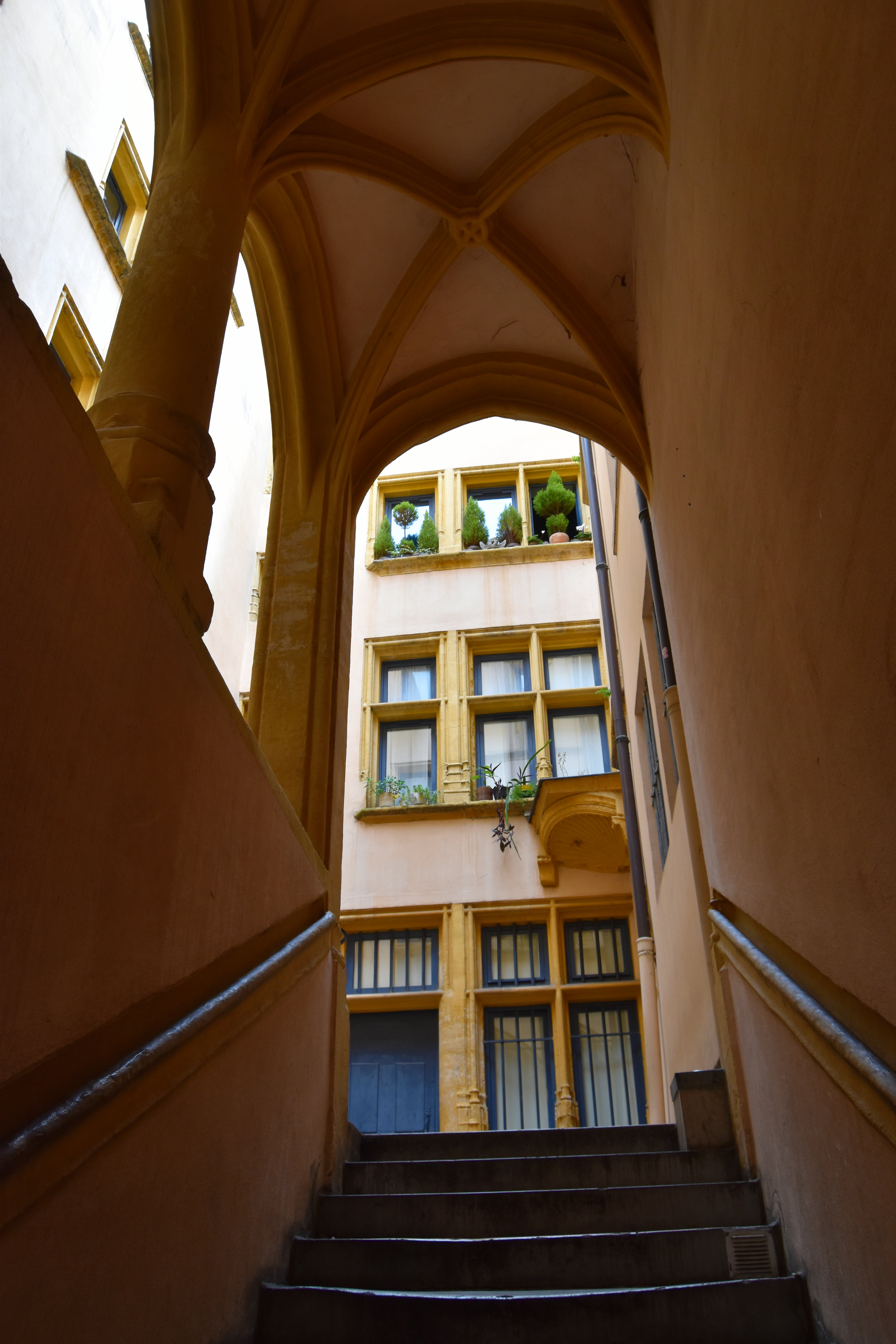 escalier menant à cour, vue générale