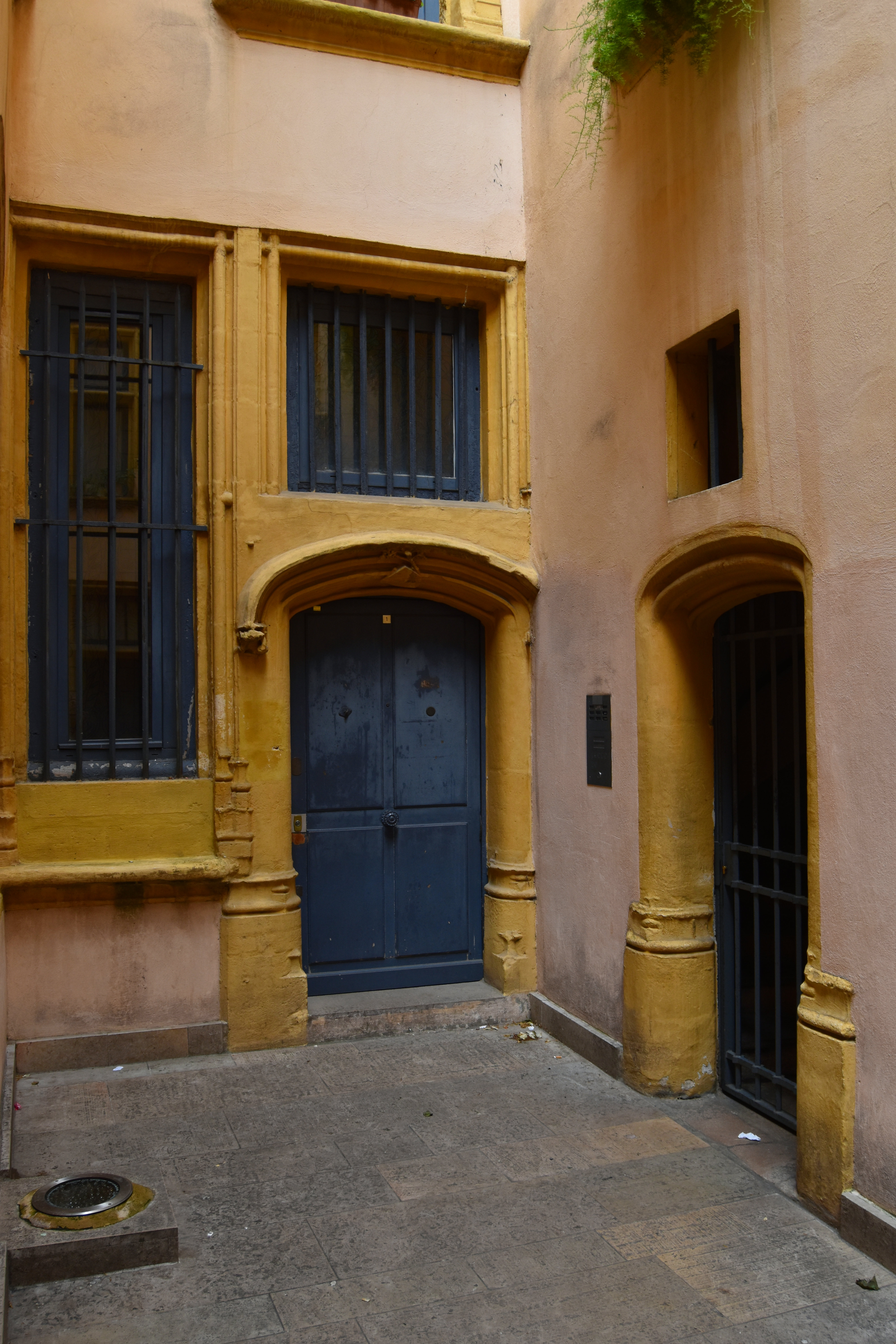 cour intérieure, vue partielle