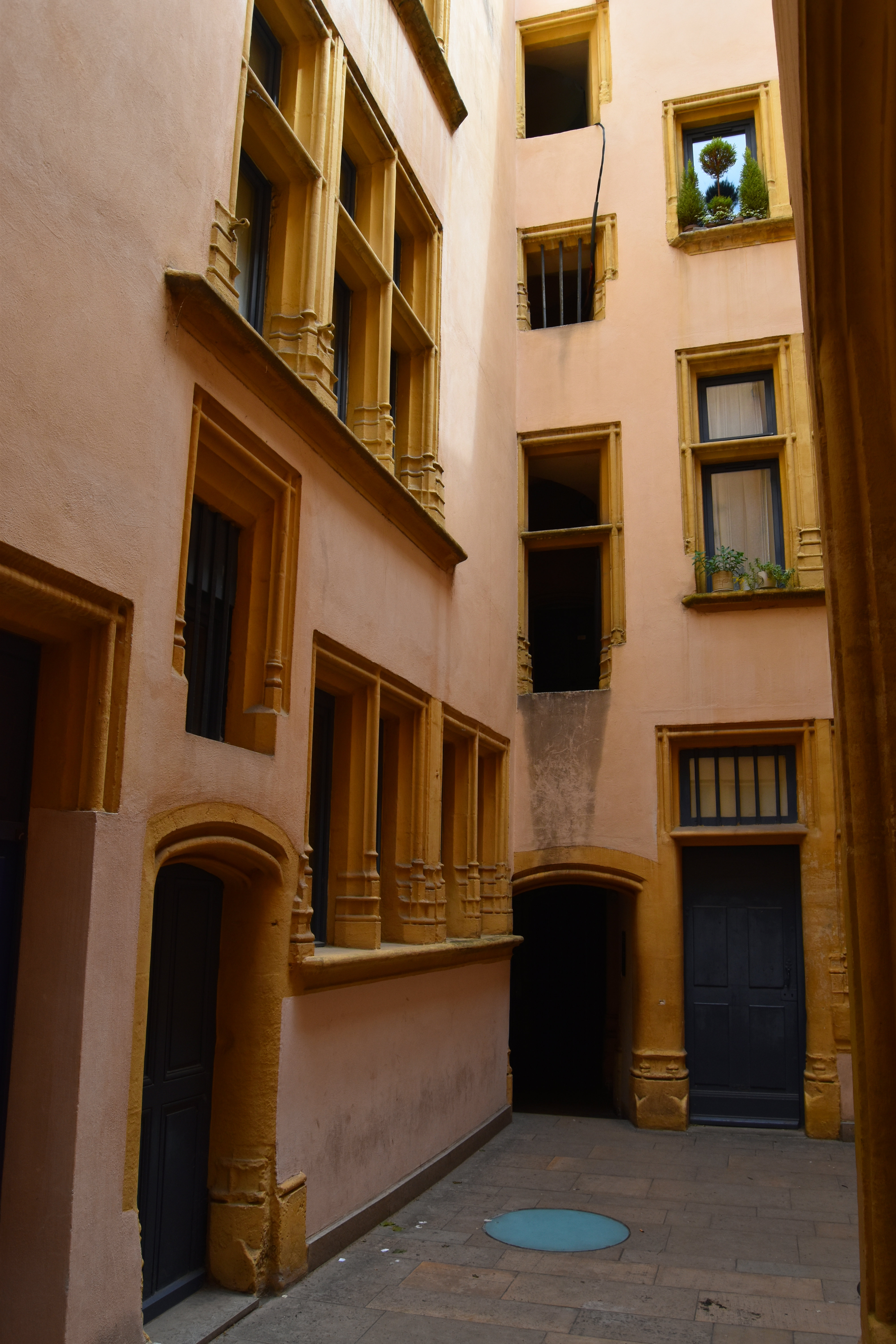 cour intérieure, vue partielle