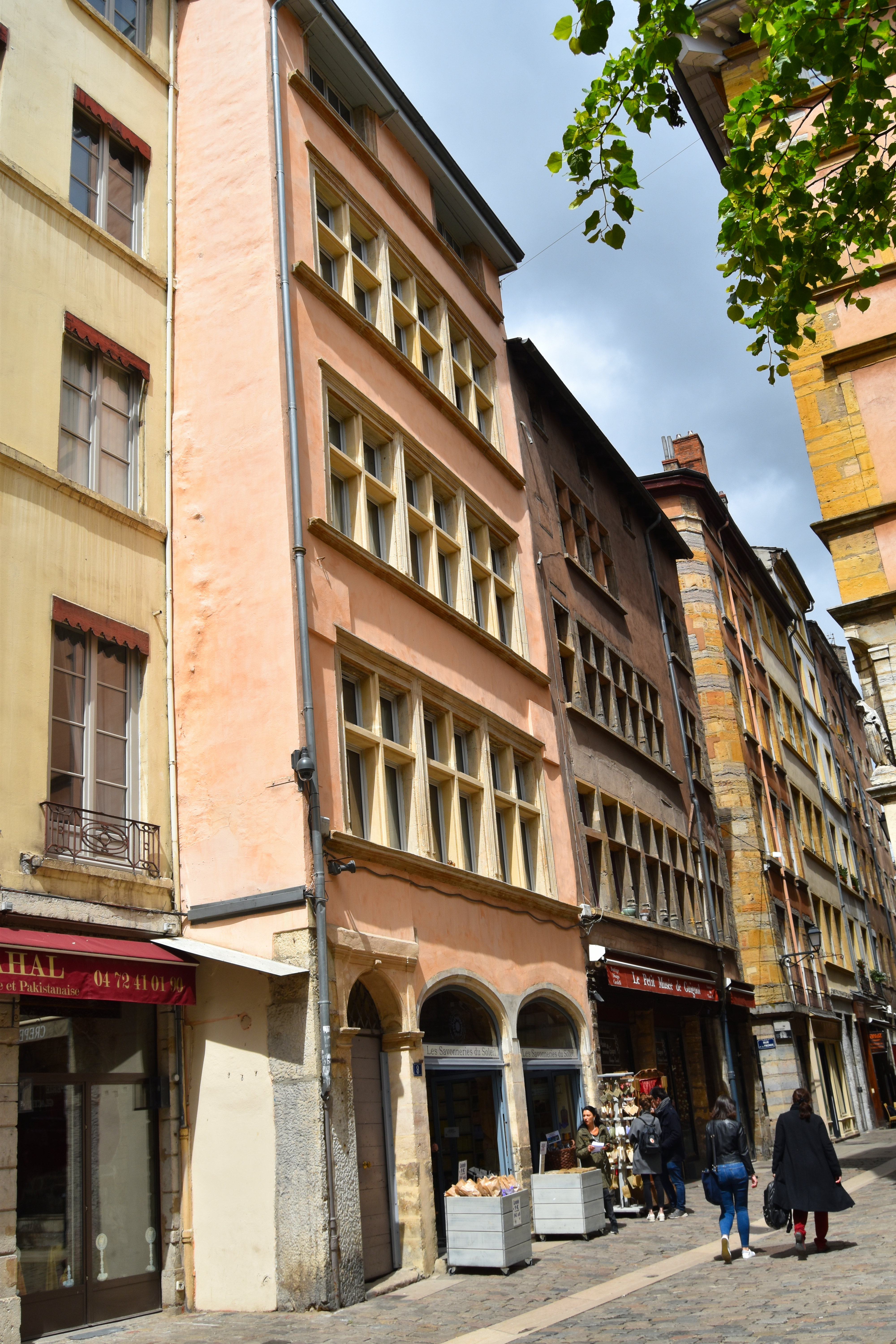 façade sur rue, vue générale