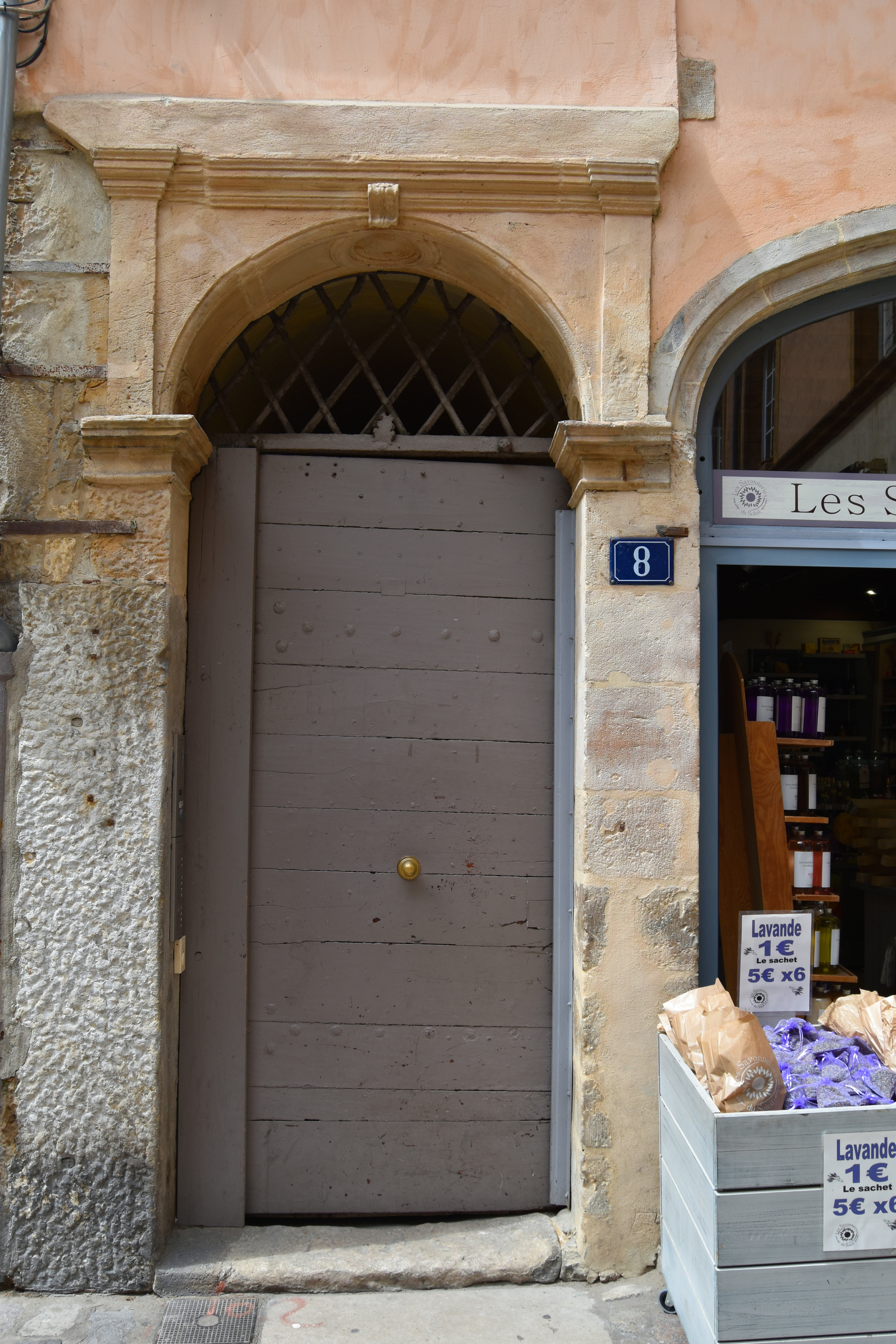 porte d’accès sur rue, vue générale