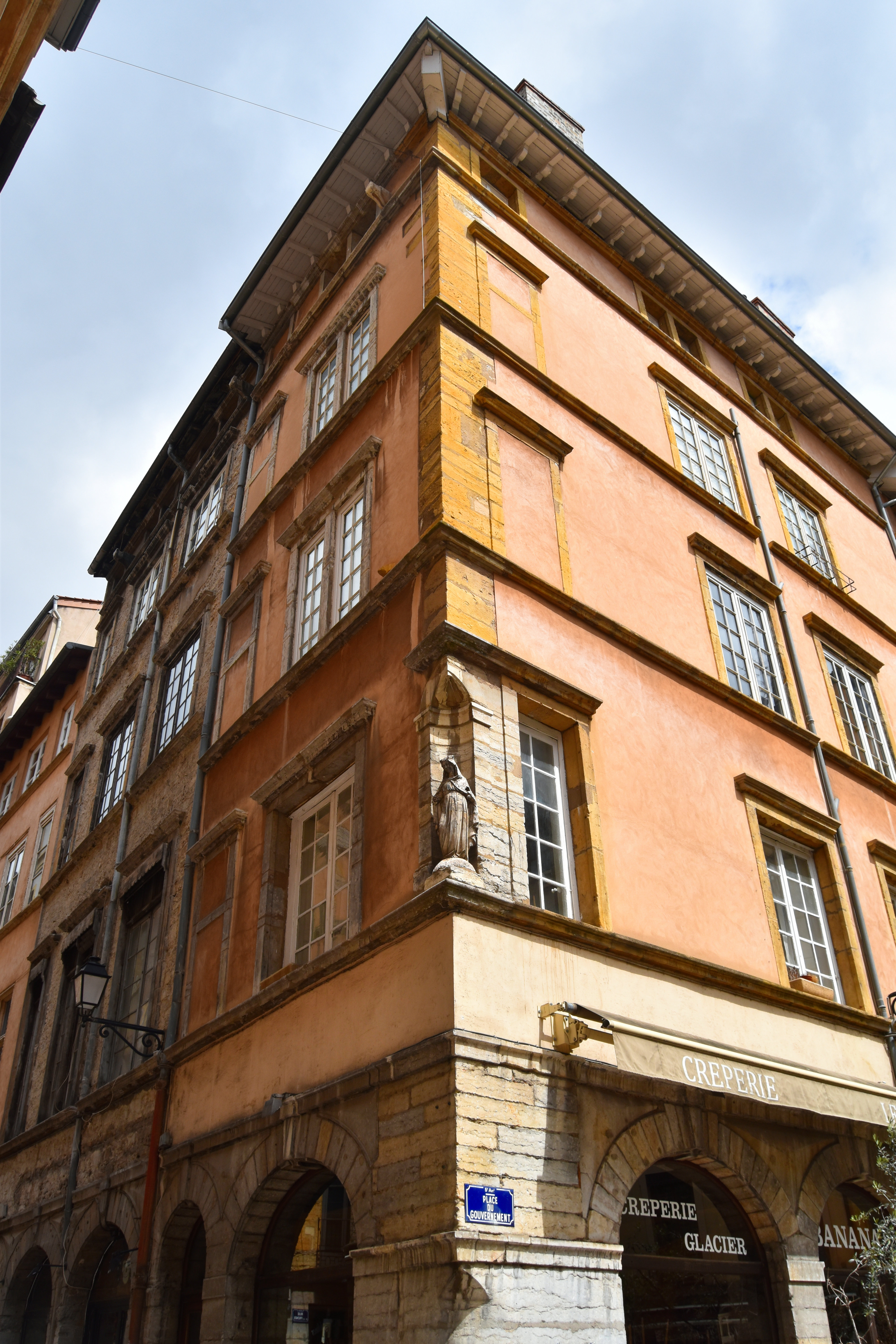 façades sur la rue Saint-Jean et sur la place du Gouvernement, vue partielle