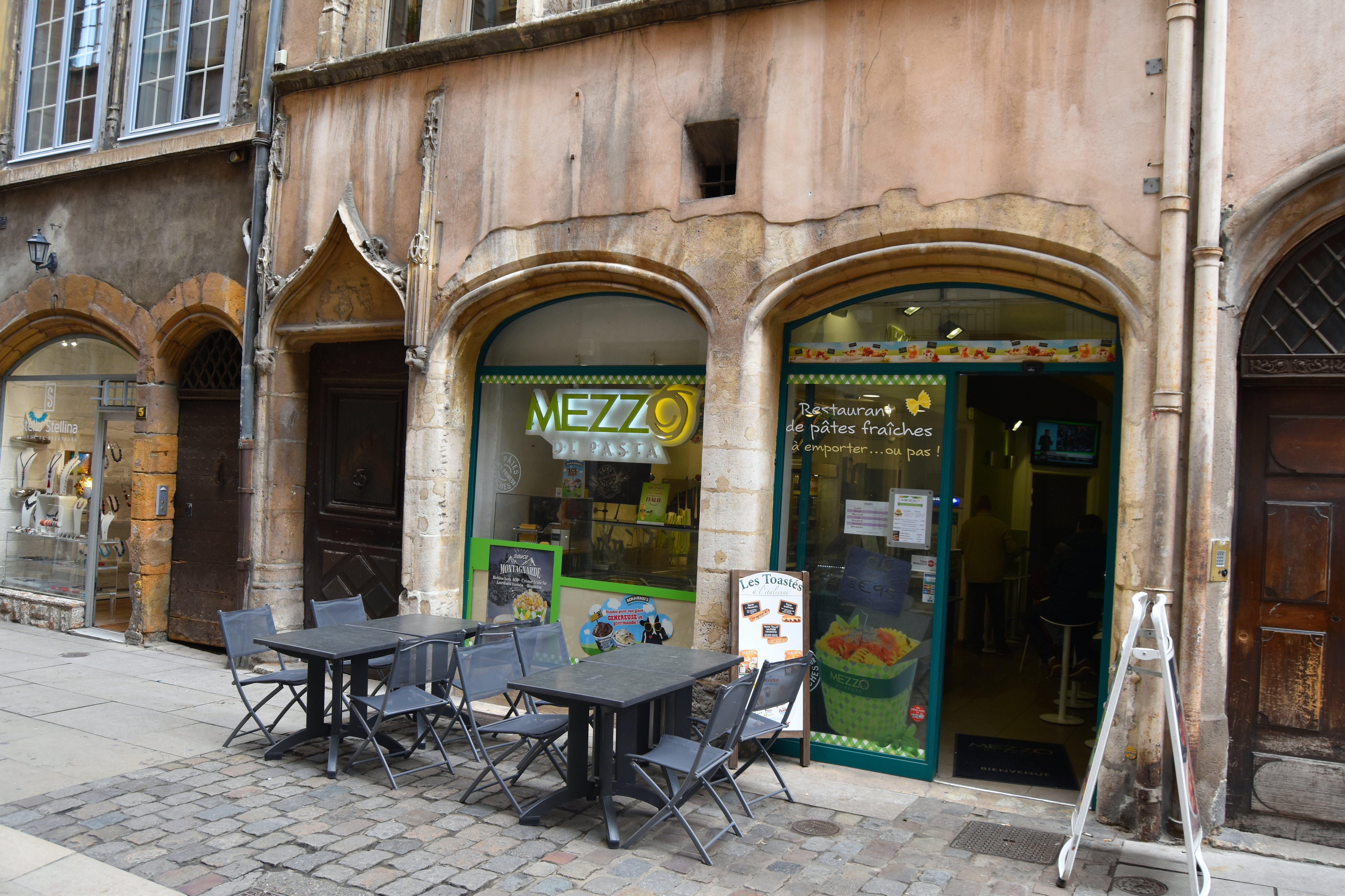 façade sur rue, rez-de-chaussée, vue générale