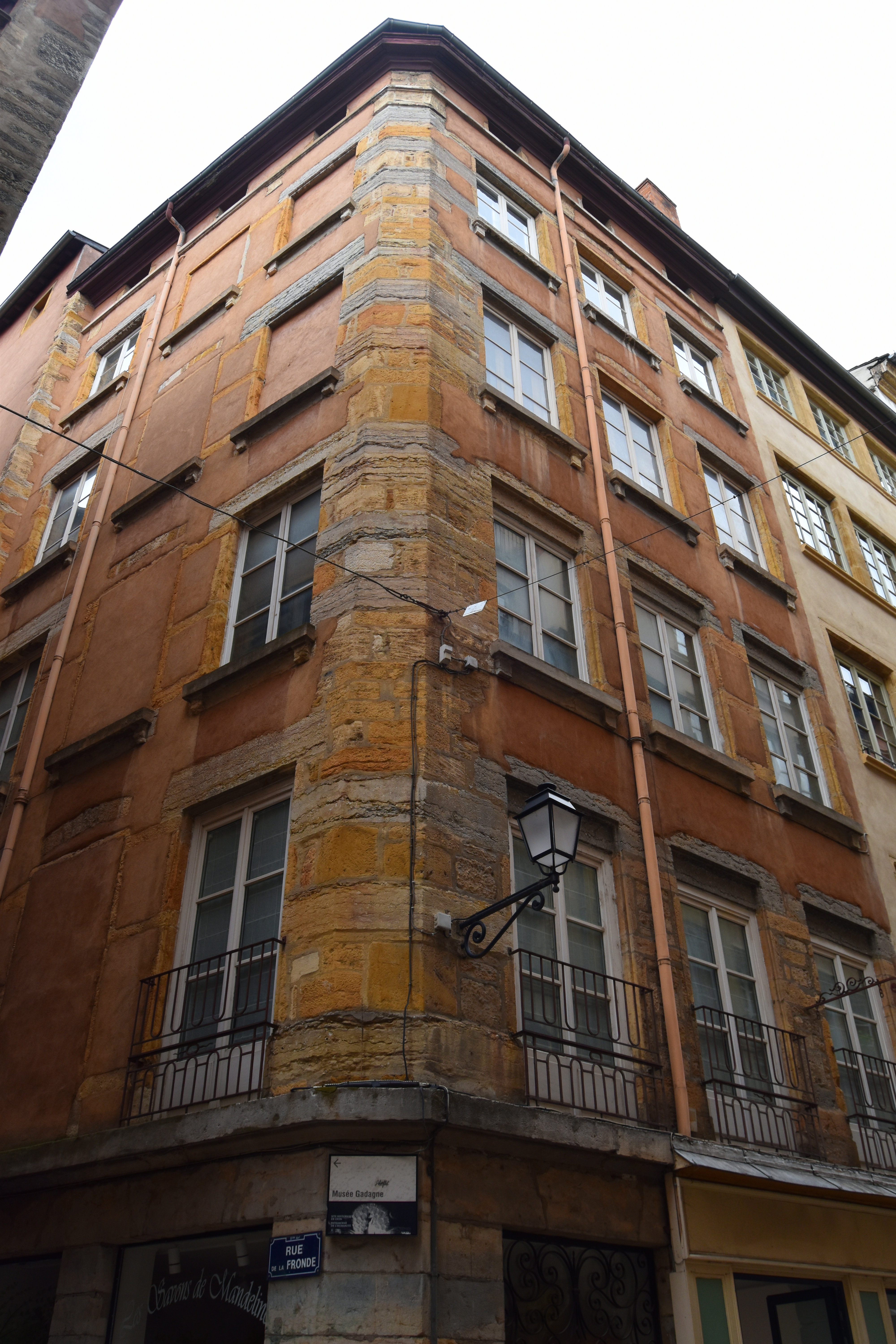 façades sur les rues Saint-Jean et de la Fronde, vue générale