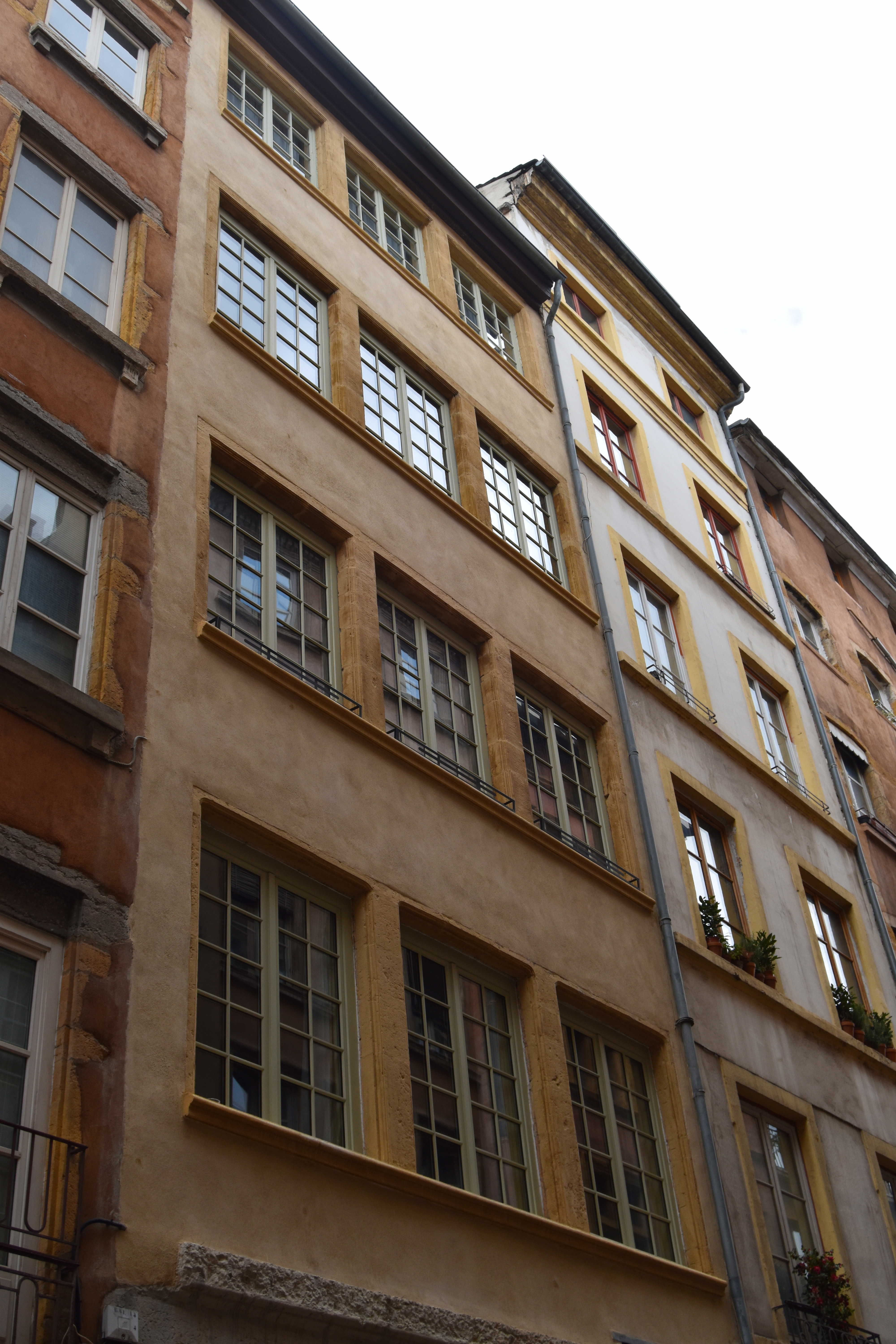 façade sur rue, vue générale