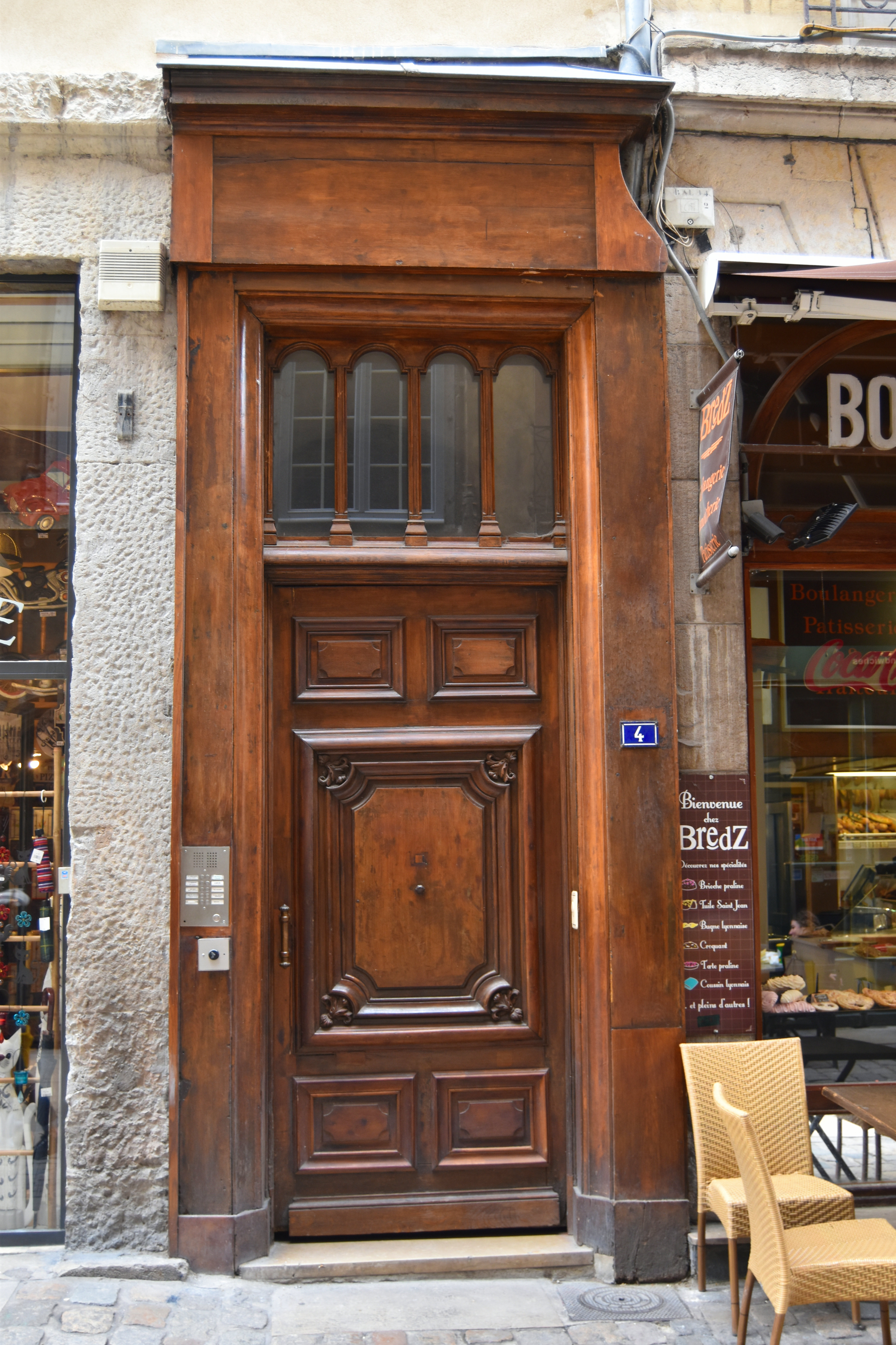 porte d’accès sur rue, vue générale