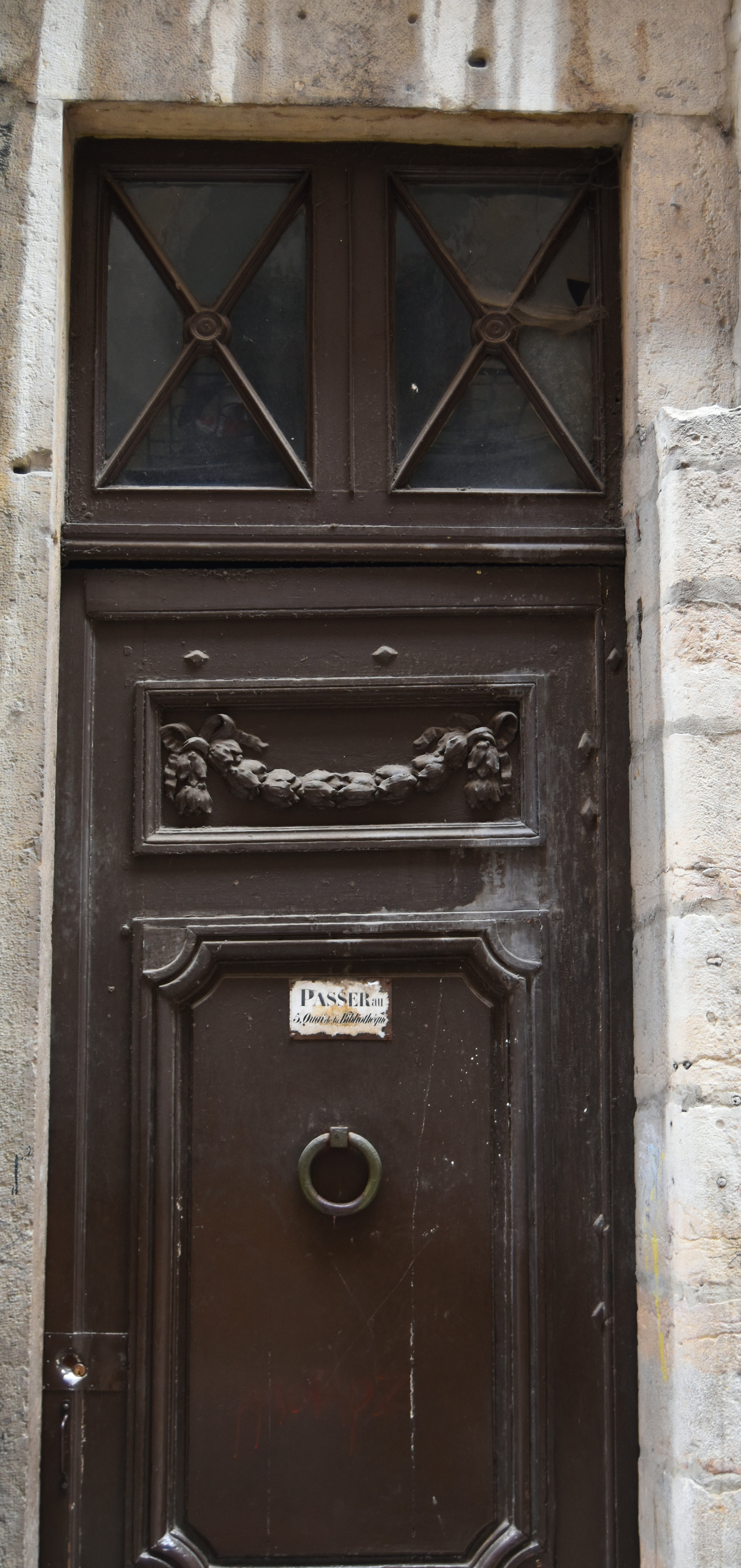 porte d’accès sur rue, vue partielle