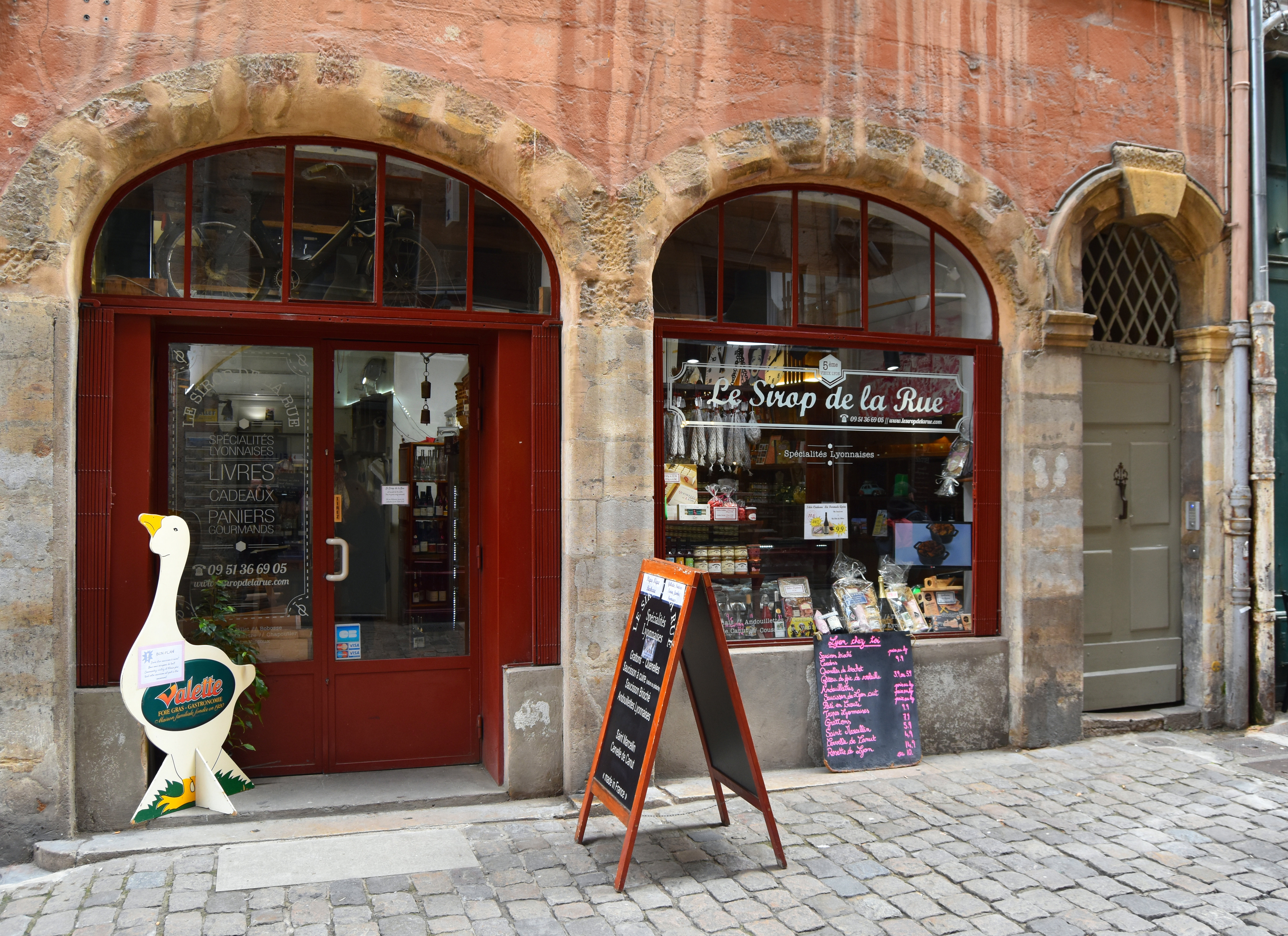 façade sur rue, rez-de-chaussée, vue générale