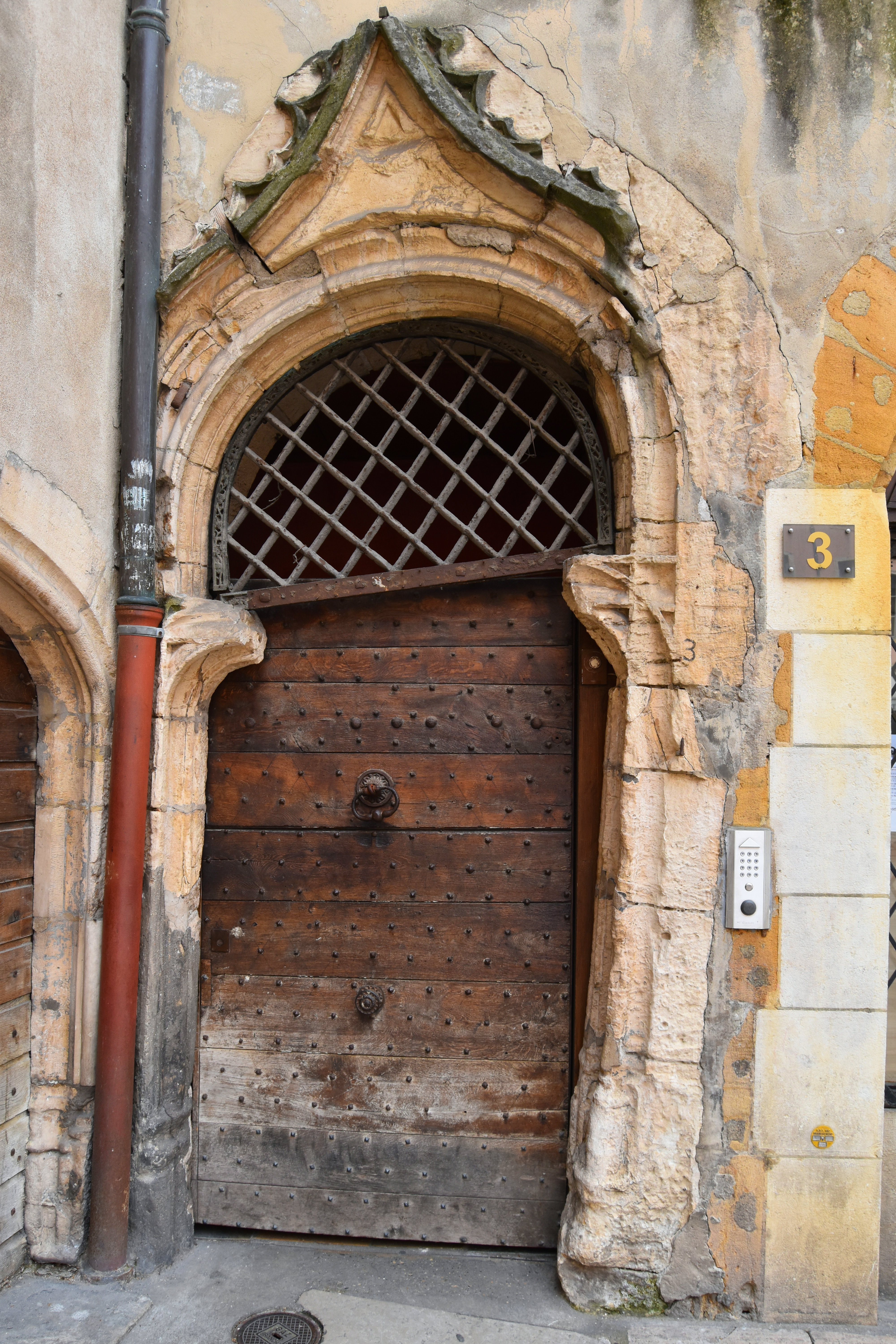 porte d’accès sur la place, vue générale