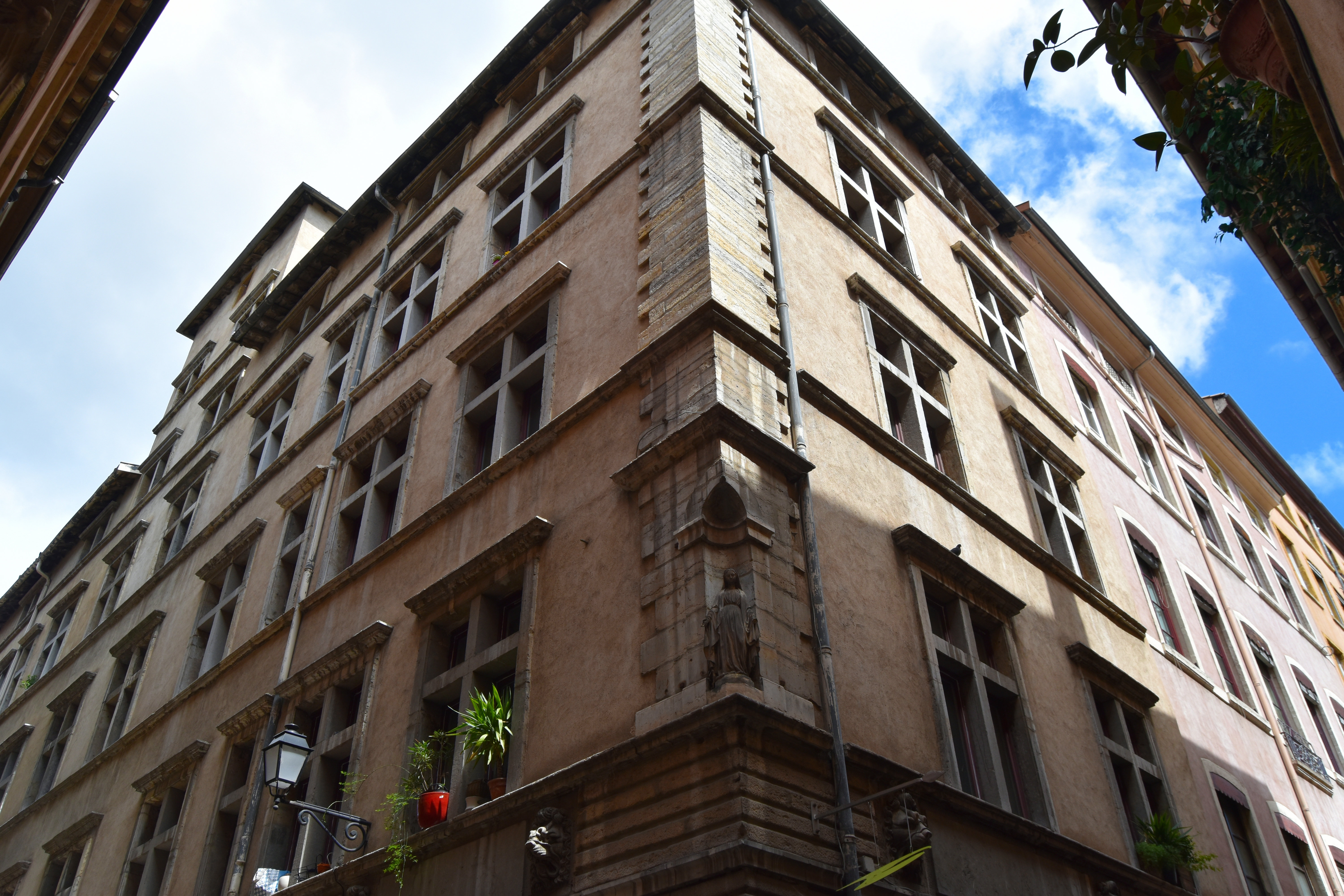 façades sur rue, vue générale