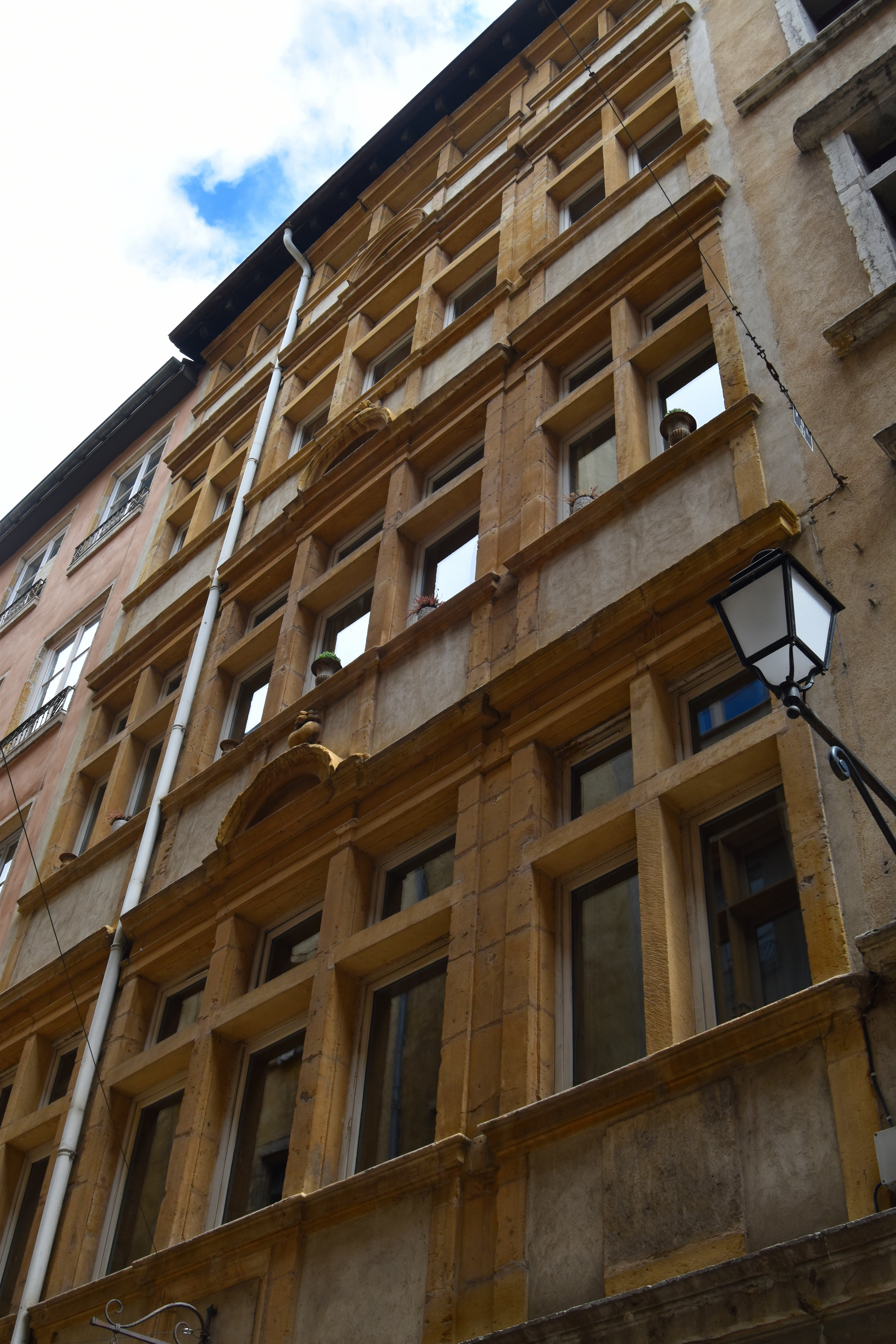 façade sur rue, vue générale