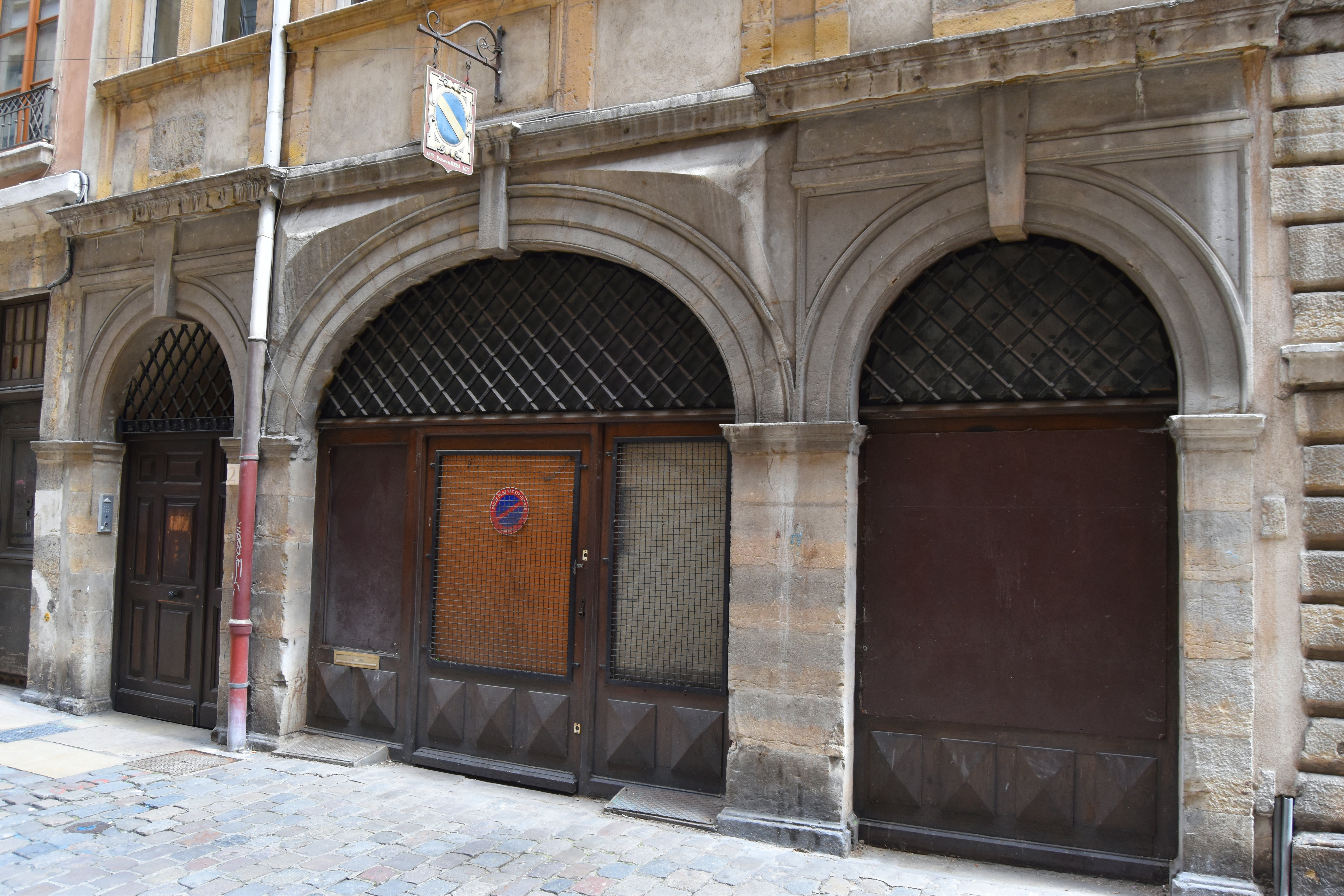 façade sur rue, rez-de-chaussée, vue générale