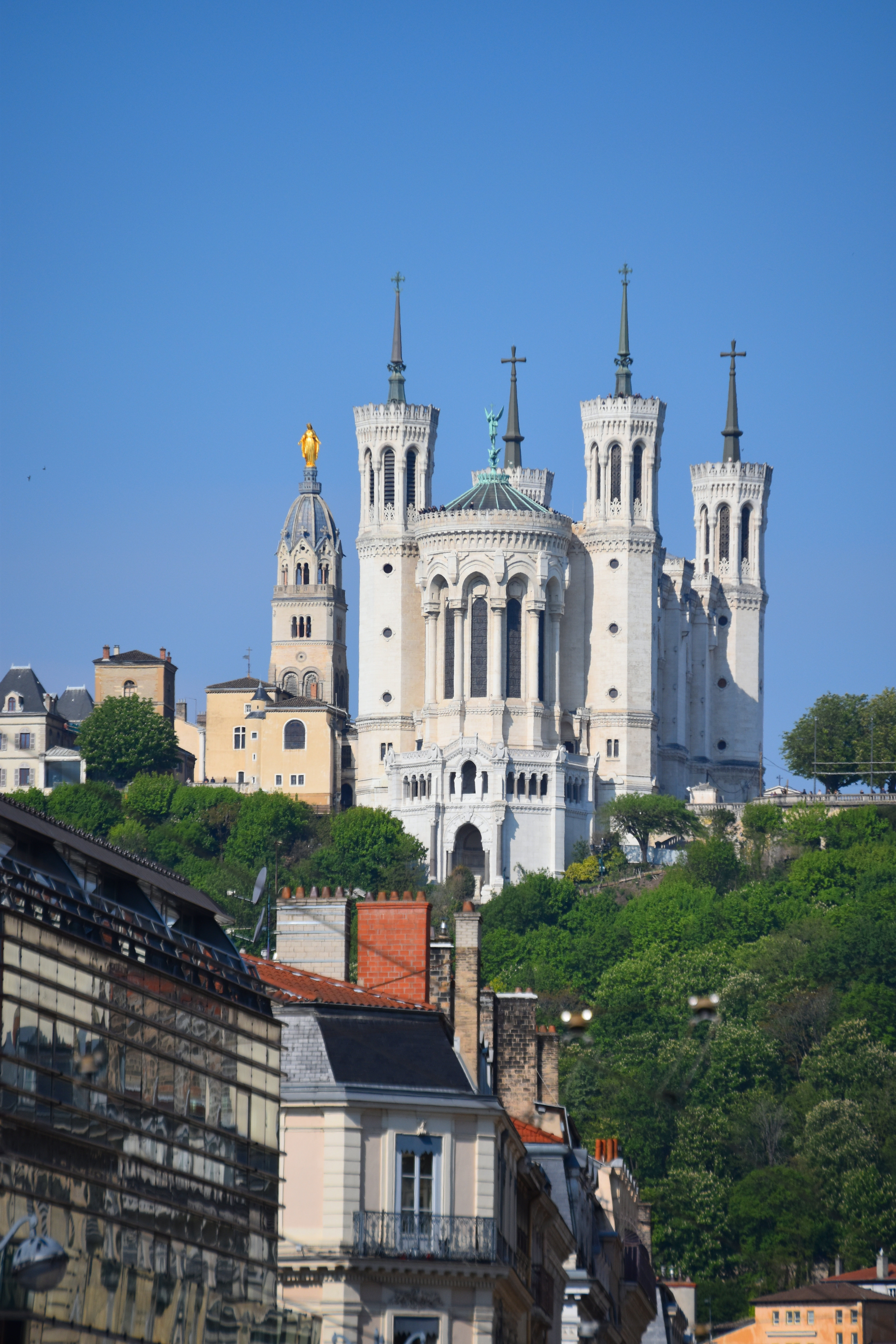 vue générale de la basilique dans son environnement