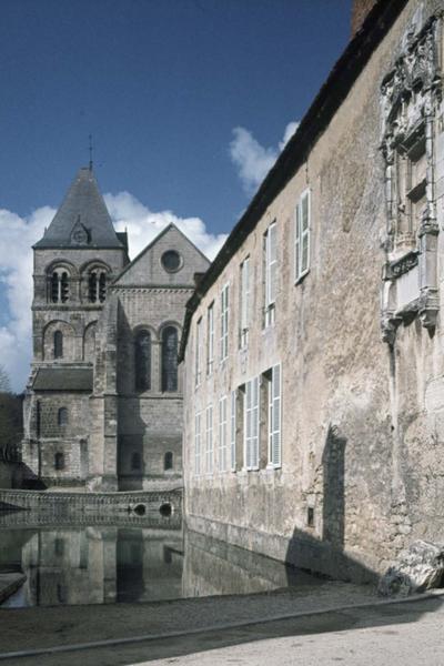 Ensemble est et façade d'un bâtiment sur un plan d'eau