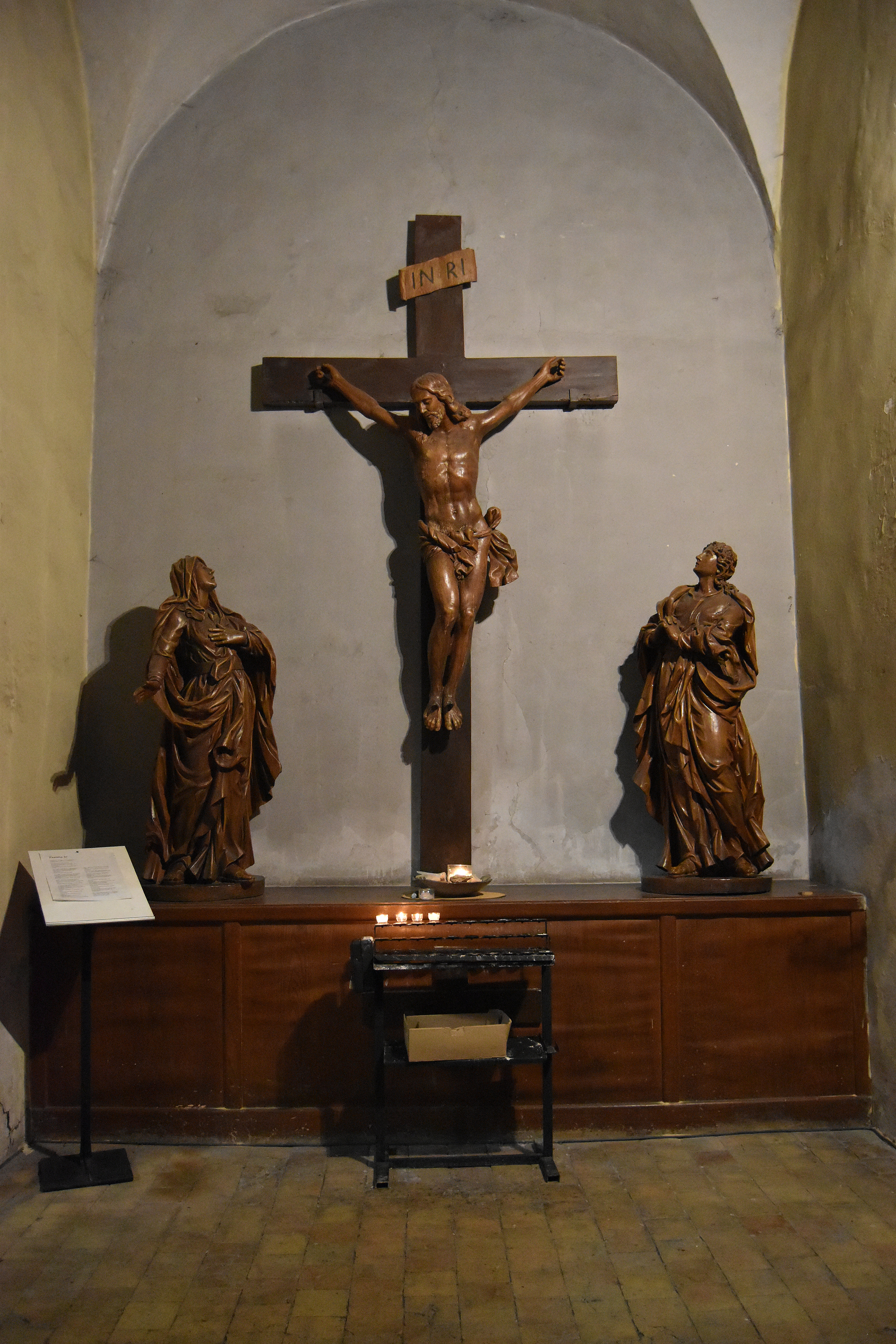 groupe sculpté : Christ en croix entre la Vierge et saint Jean, vue générale