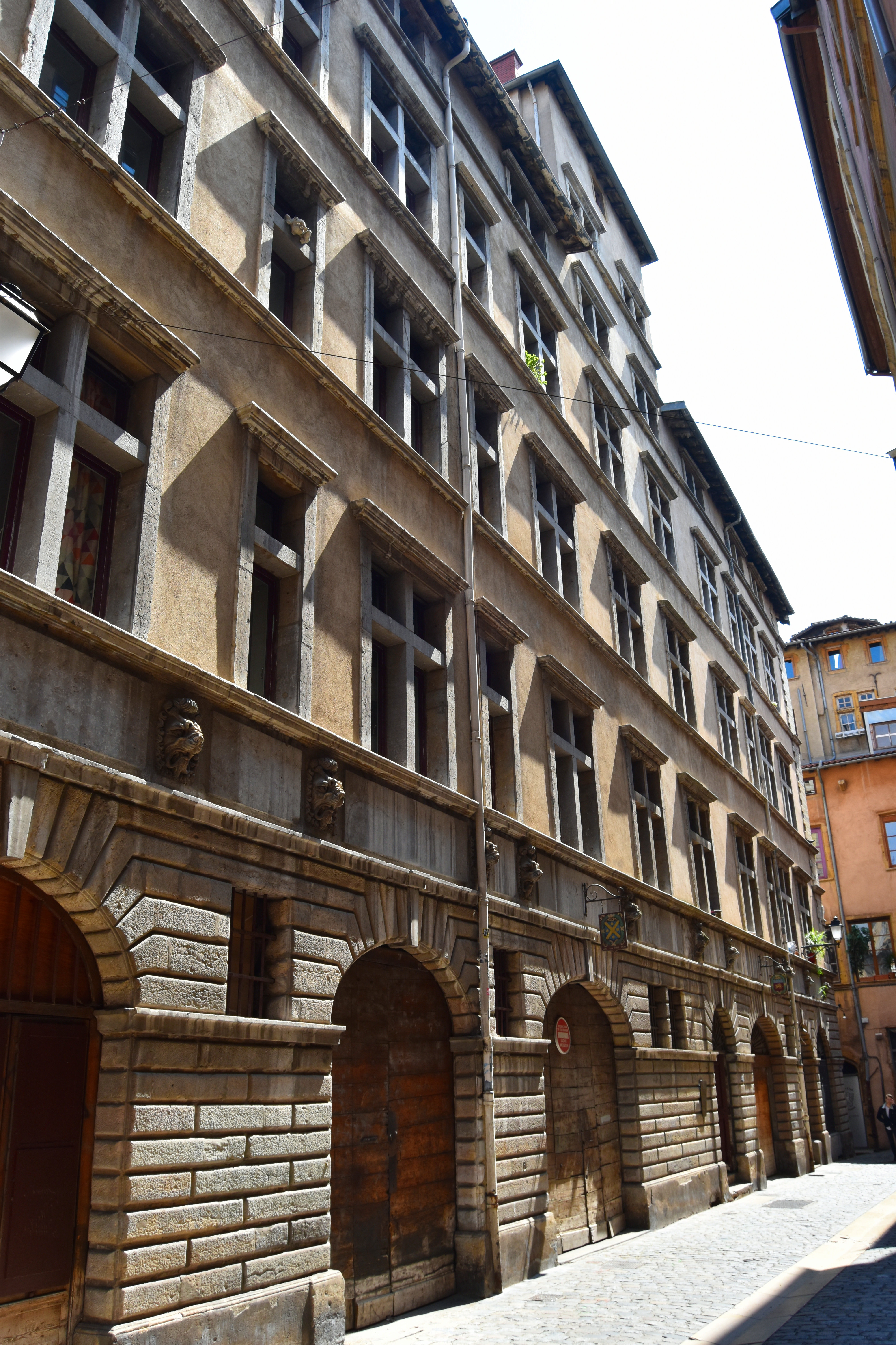 façade sur rue, vue générale