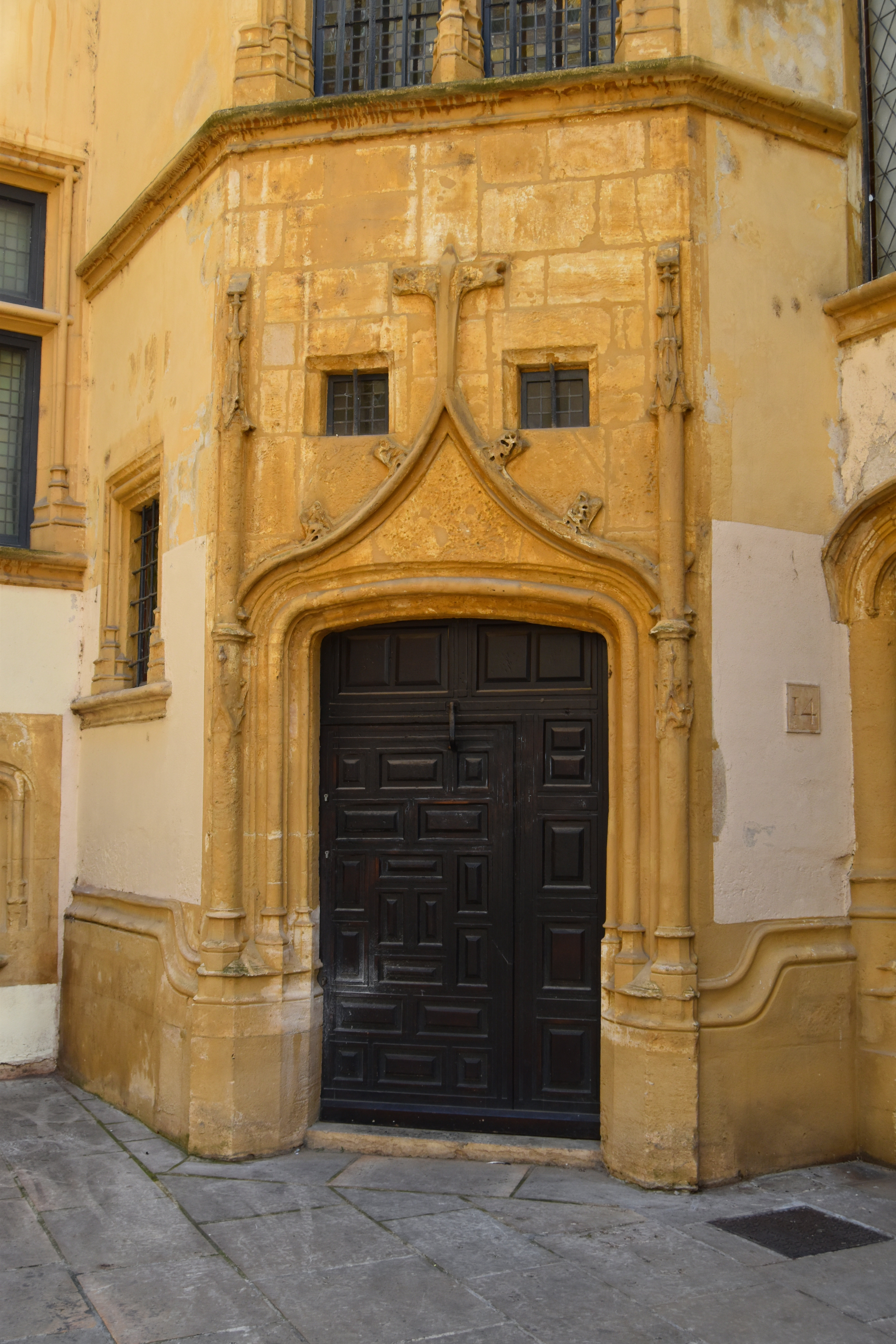 cour intérieure, tour d’escalier, vue partielle