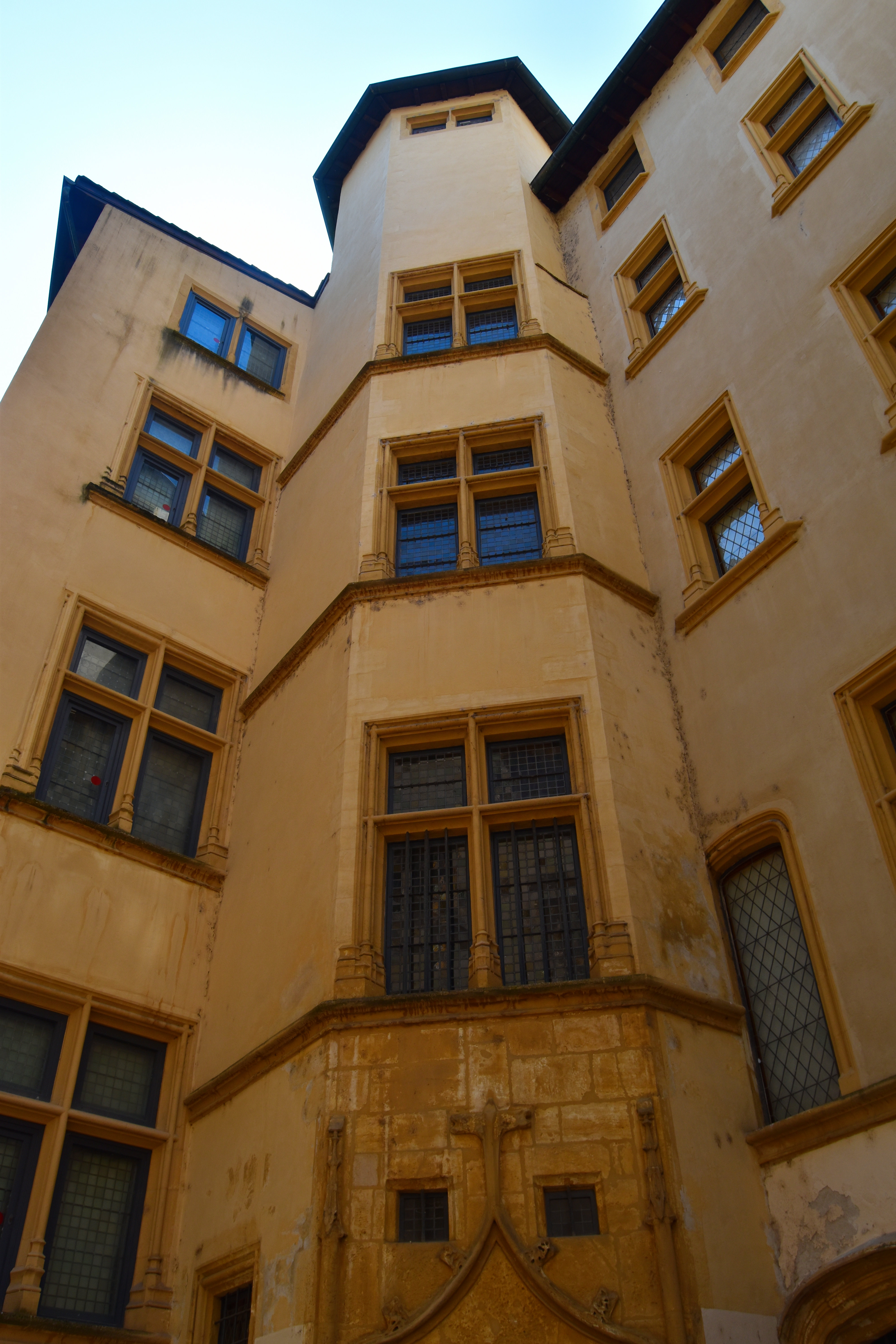 cour intérieure, tour d’escalier, vue générale