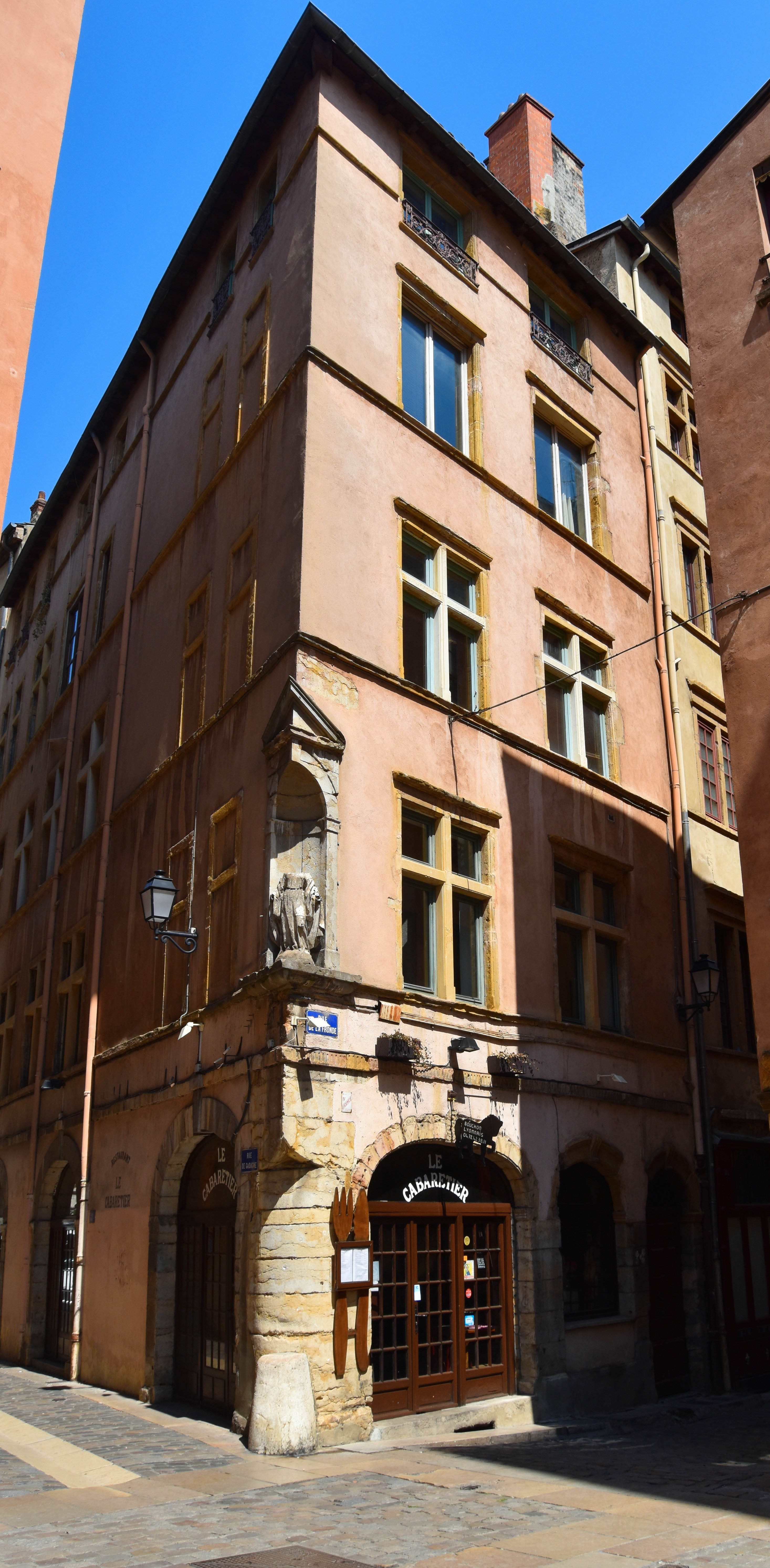 façades sur rue, vue générale