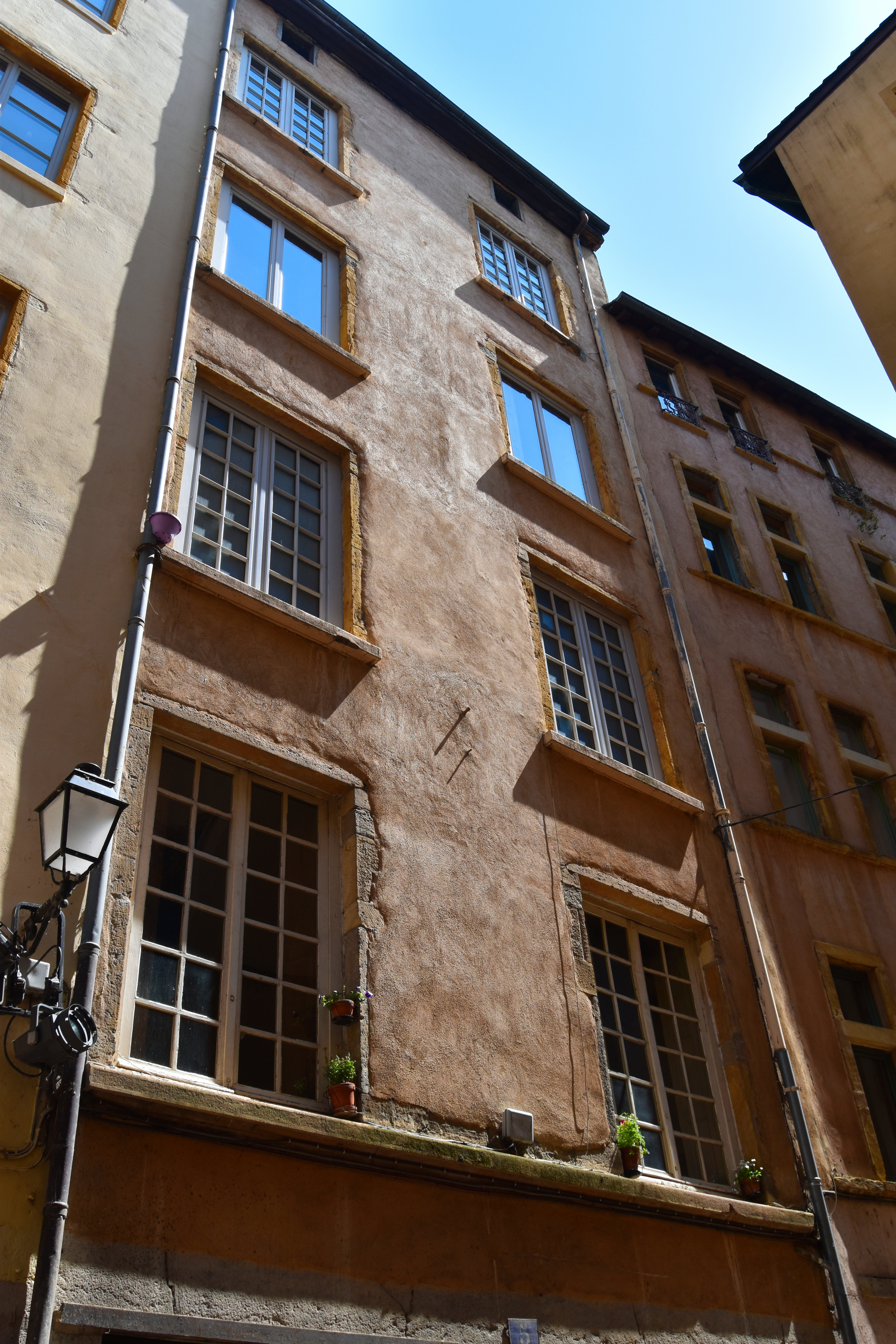 façade sur rue, vue générale