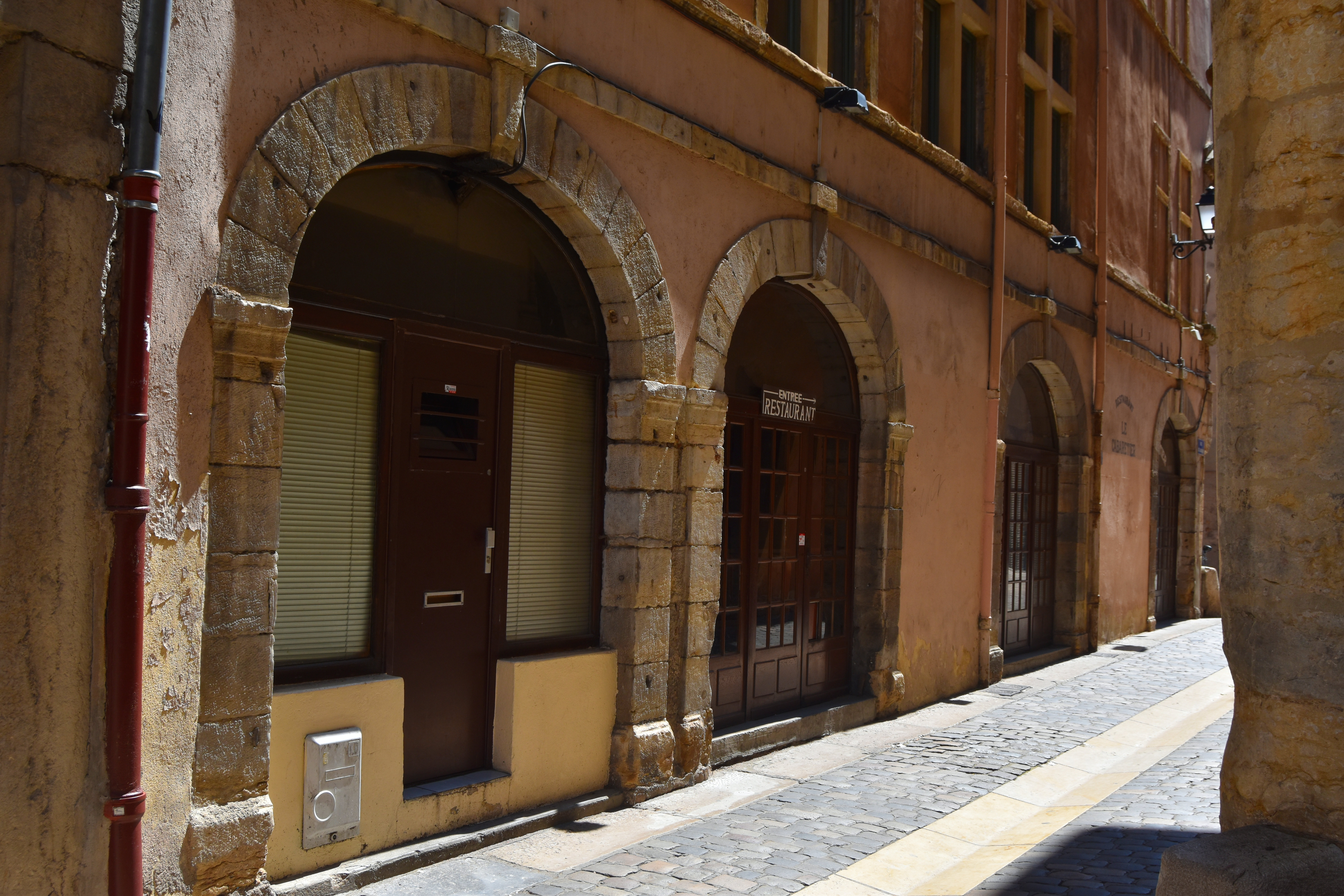 façade sur rue, rez-de-chaussée, vue générale