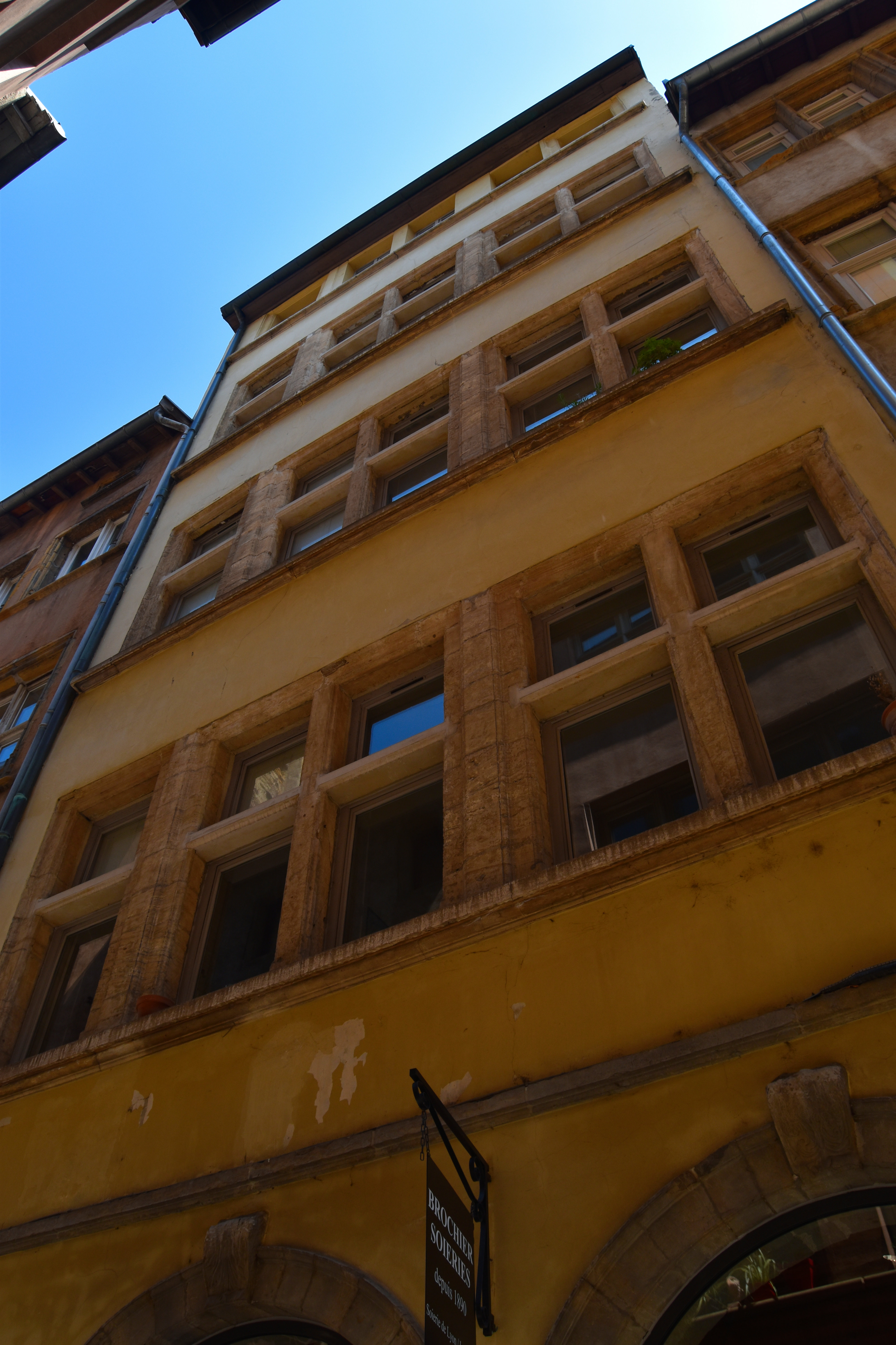 façade sur rue, vue générale