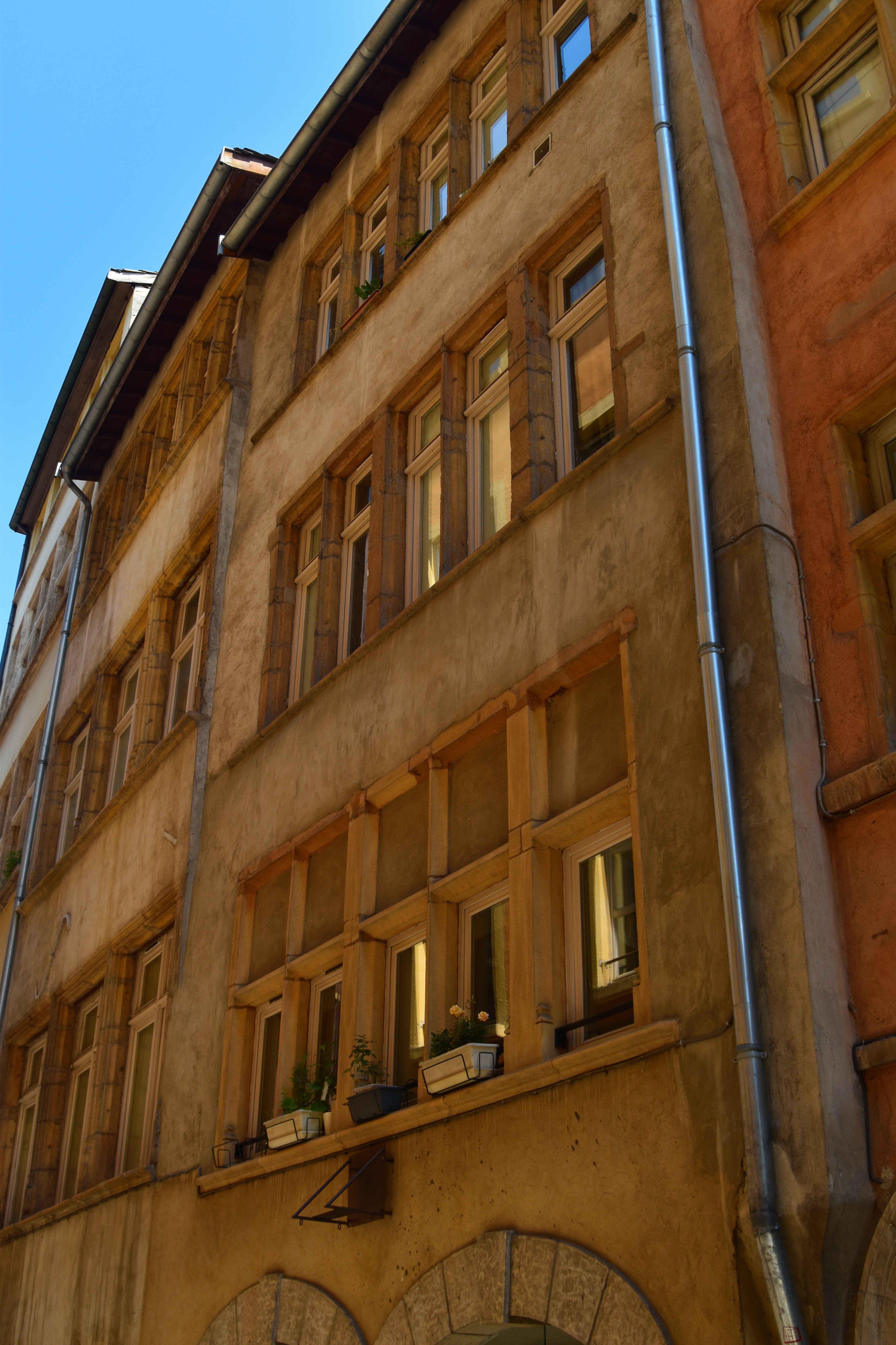 façade sur rue, vue générale