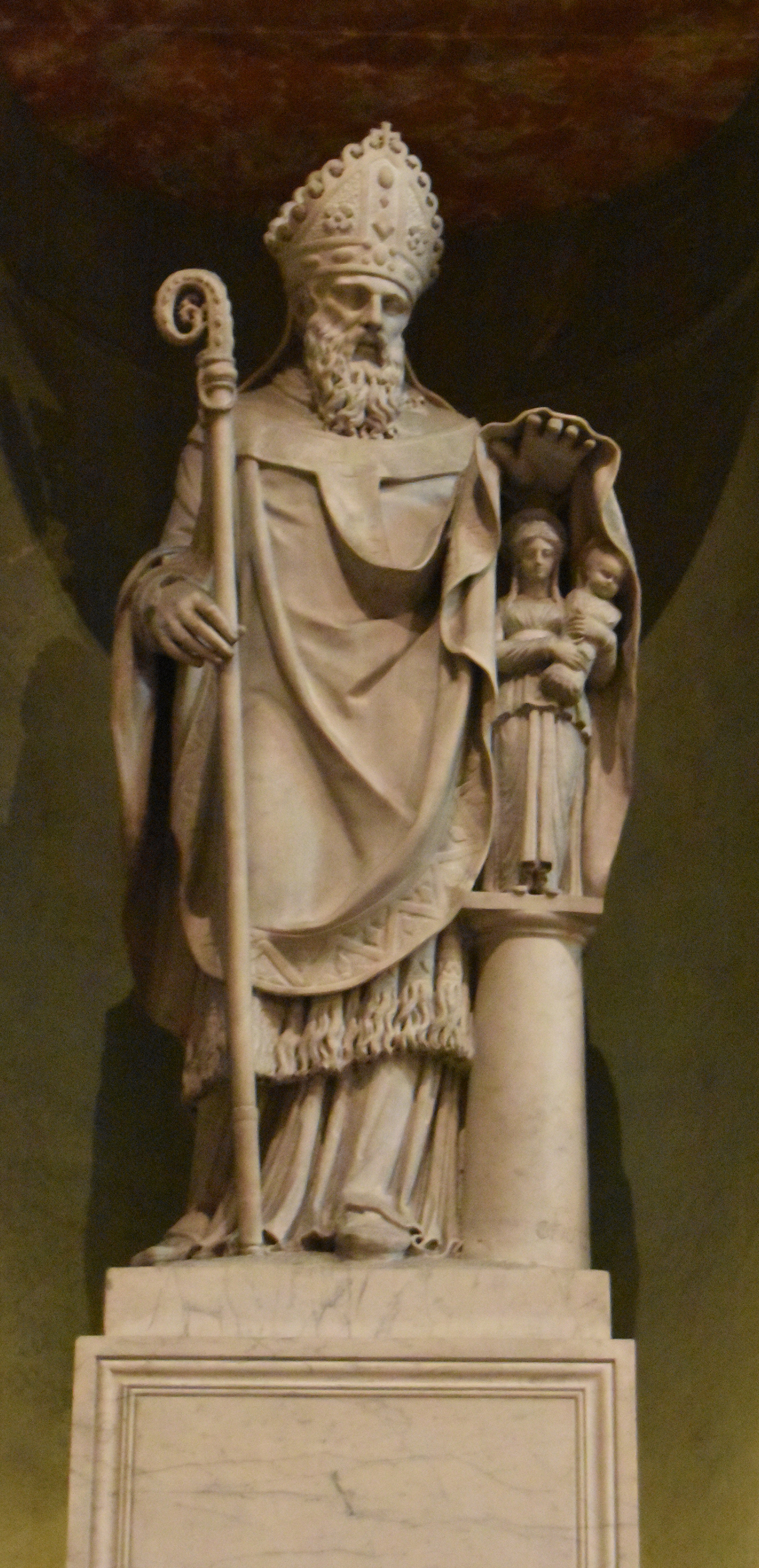 statue : saint Pothin introduisant le culte de la Vierge en Gaule, vue générale