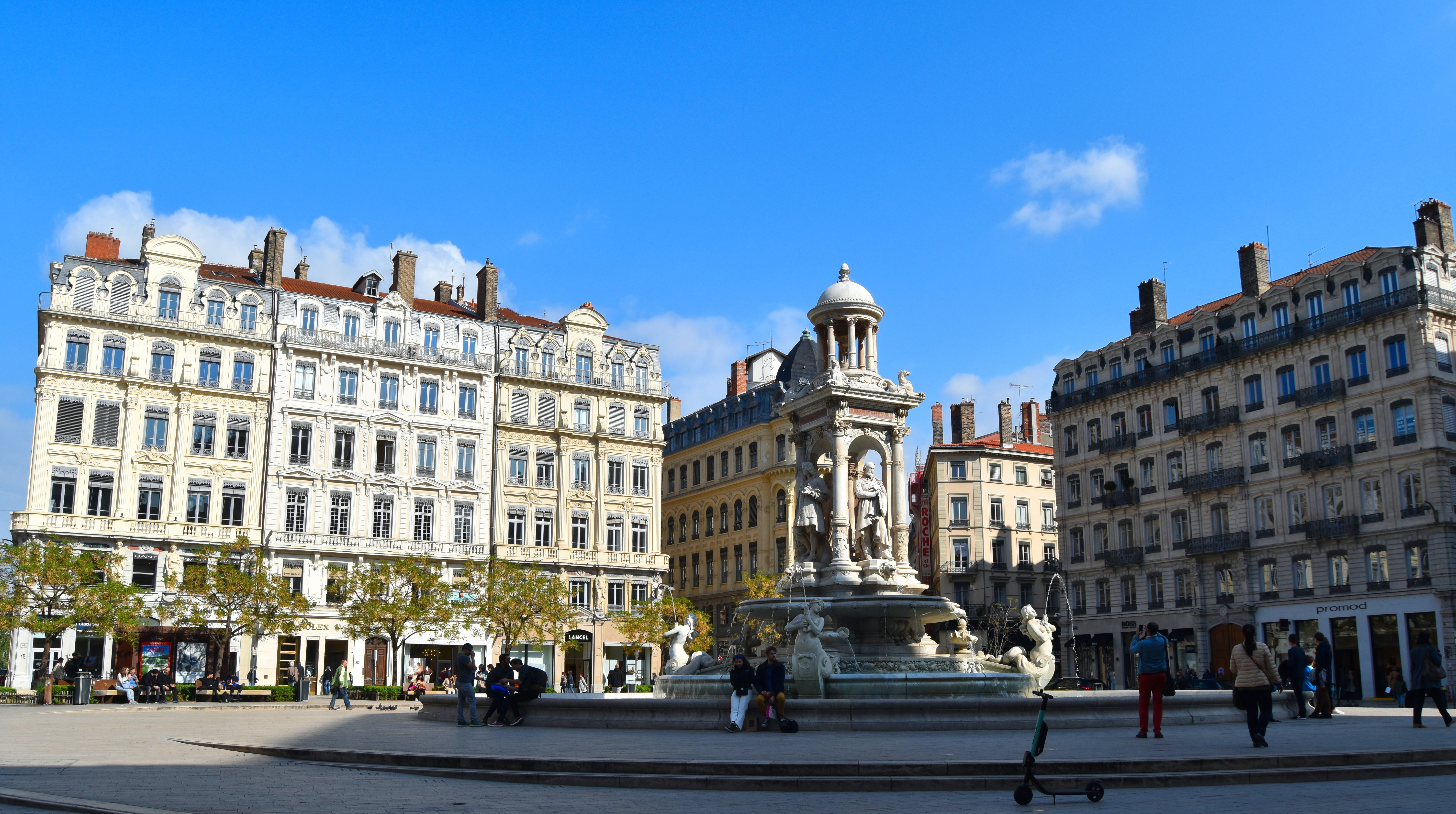 vue générale de la fontaine dans son environnement