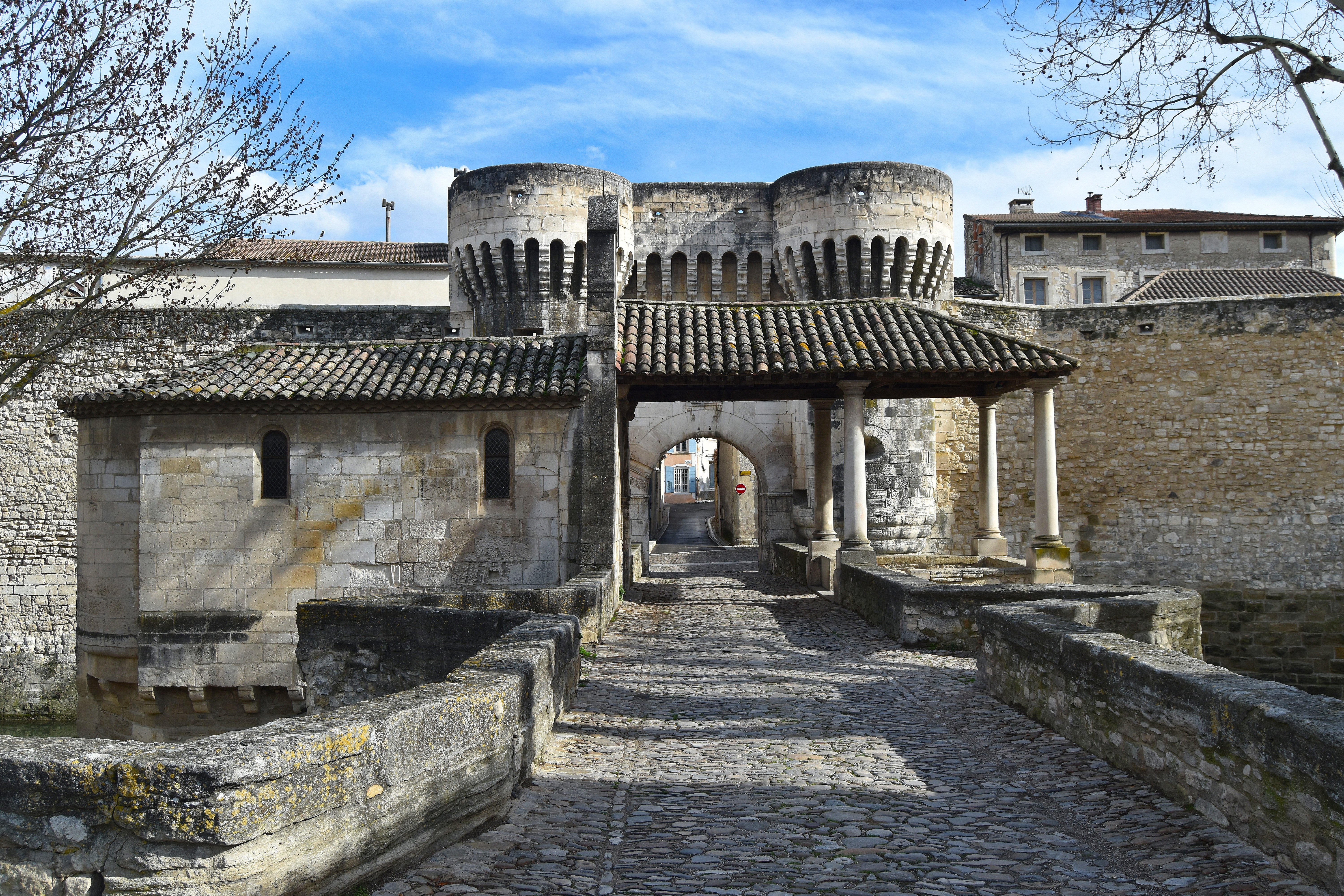 Porte Notre-Dame, pont qui la précède ainsi que la chapelle et l'auvent couvert