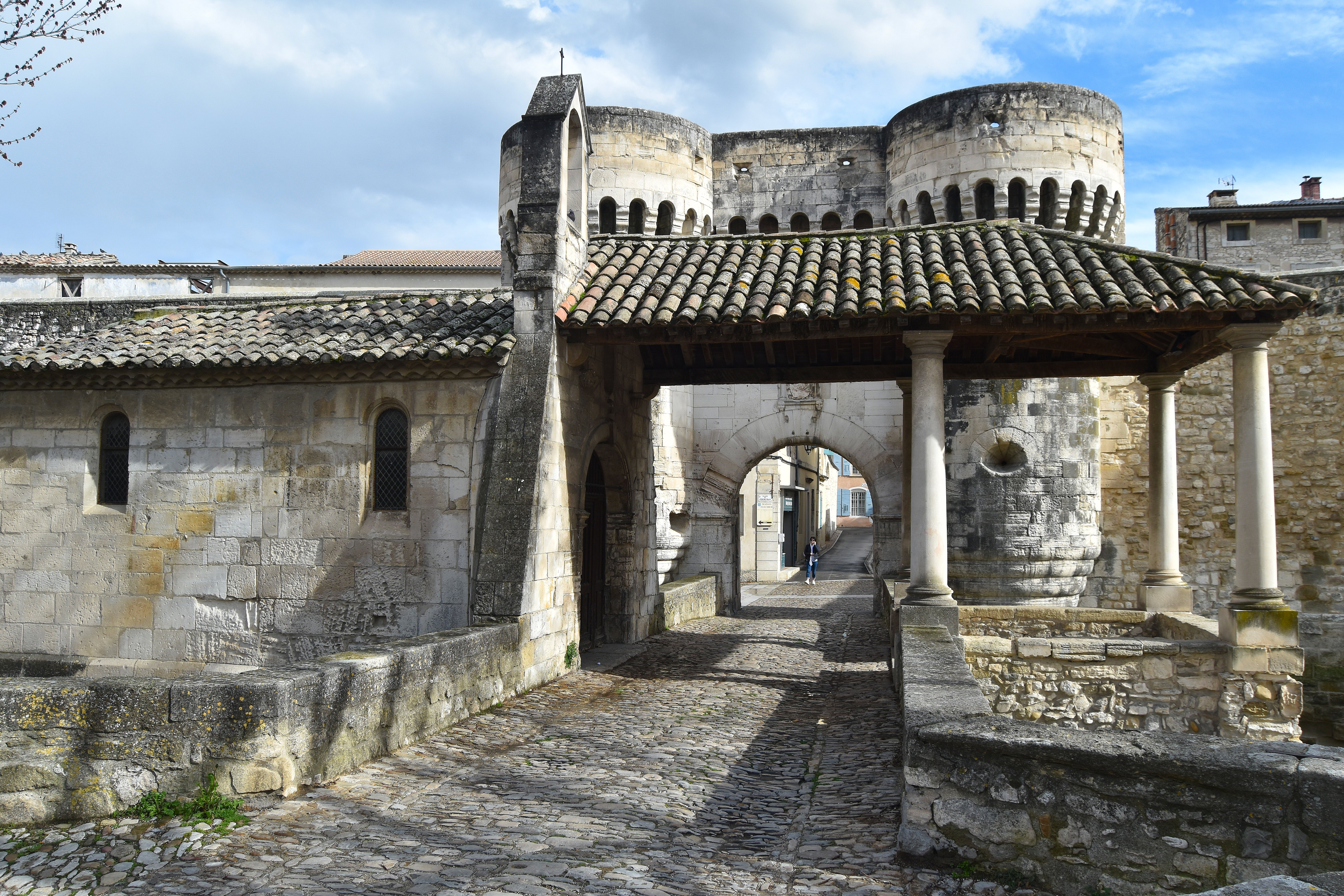 Porte Notre-Dame, pont qui la précède ainsi que la chapelle et l'auvent couvert