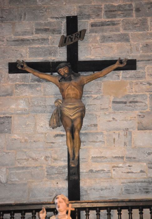 statue : Christ en croix, vue générale