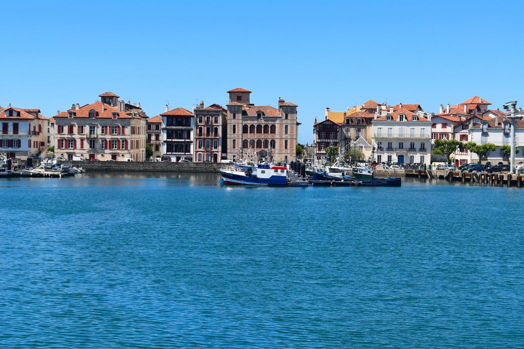 vue générale des maisons dans leur environnement