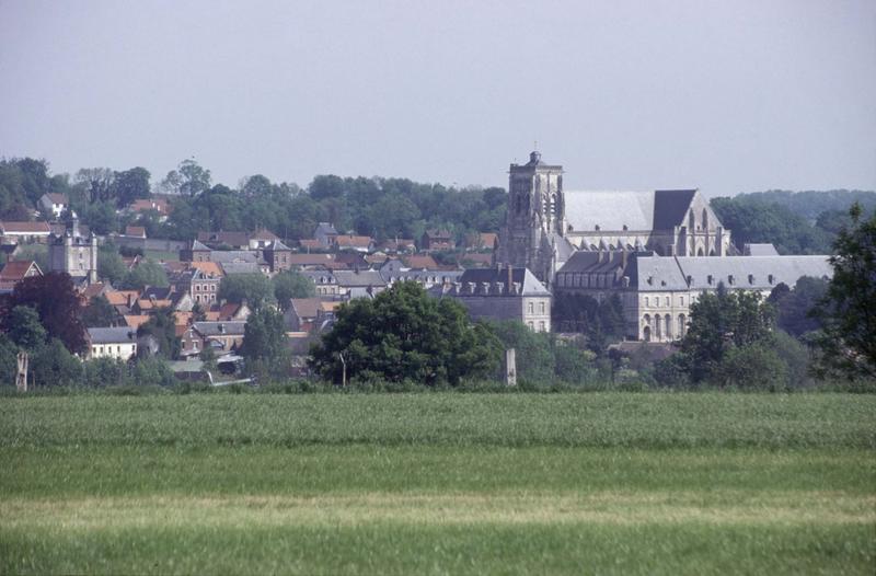 Vue générale de la ville, ensemble nord-ouest de l'église et bâtiments abbatiaux