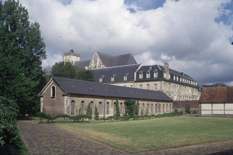 Bâtiments abbatiaux sur jardin