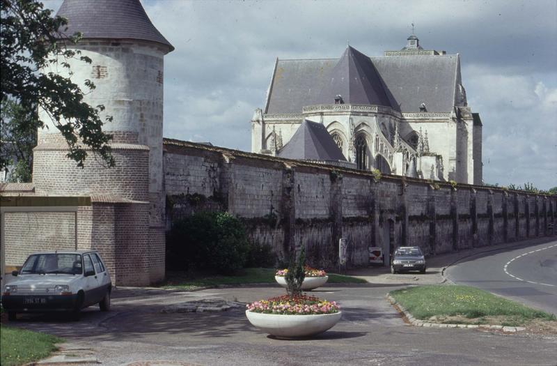 Remparts médiévaux et tour, ensemble est de l'abbaye