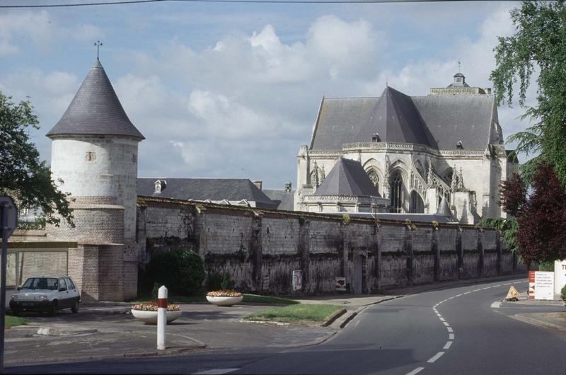 Remparts médiévaux et tour, ensemble est de l'abbaye