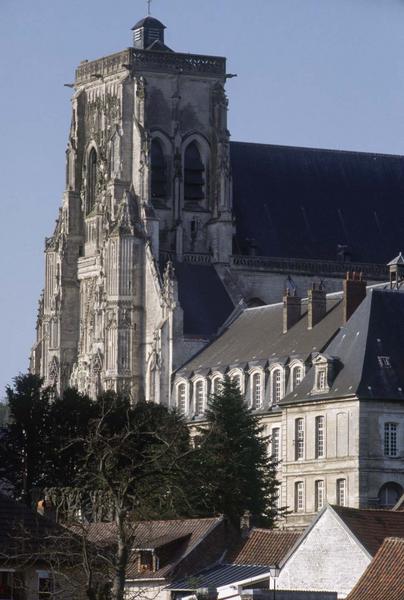 Façade ouest vue en perspective et maisons