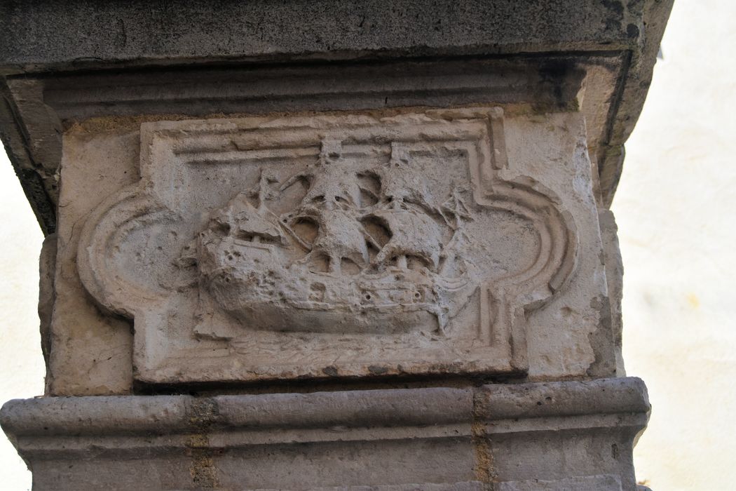 détail : bas-relief du pilier central