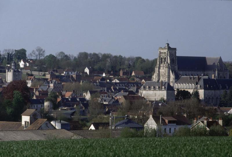 Vue générale de la ville, ensemble sud-ouest de l'église et bâtiments abbatiaux