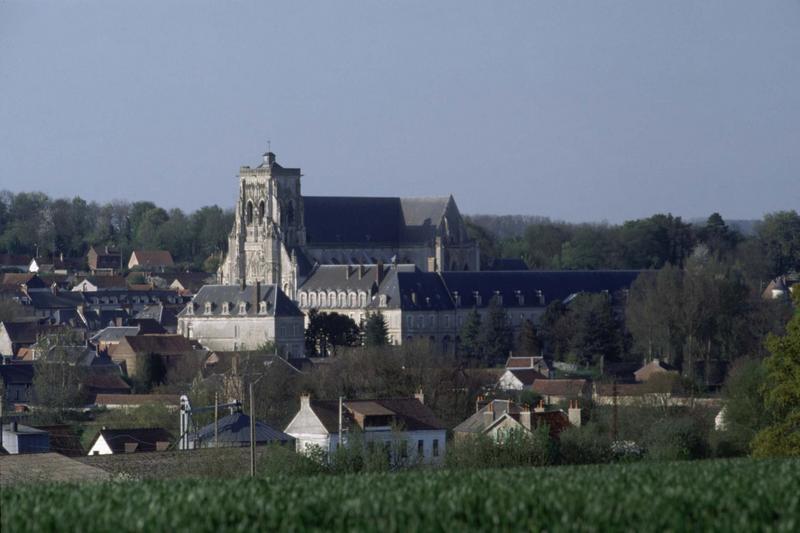 Vue générale de la ville, ensemble sud-ouest de l'église et bâtiments abbatiaux